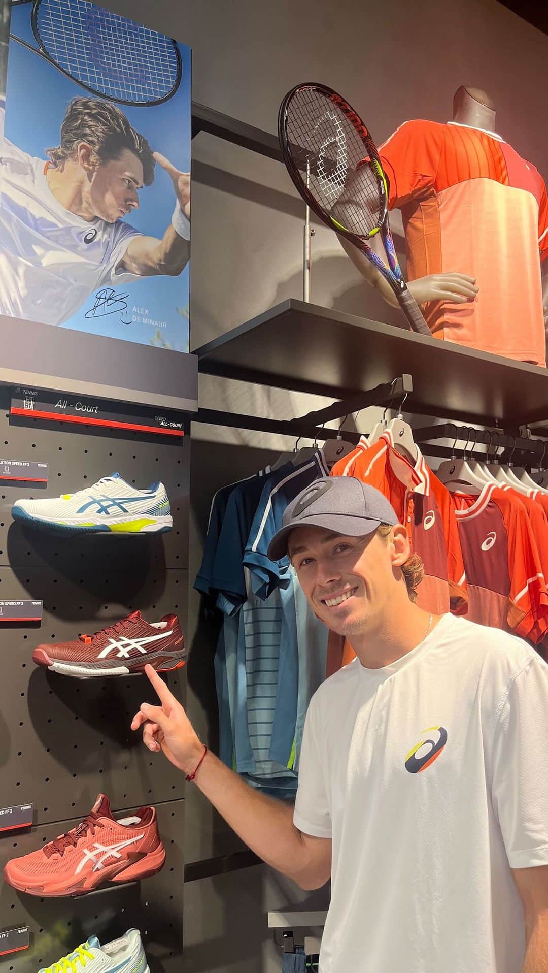 アレックス・デミノーのインスタグラム：「Look who has popped in for a visit to our stores in Tokyo… 👀  We hope you liked it and thank you for swinging by @alexdeminaur! 💪🎾」