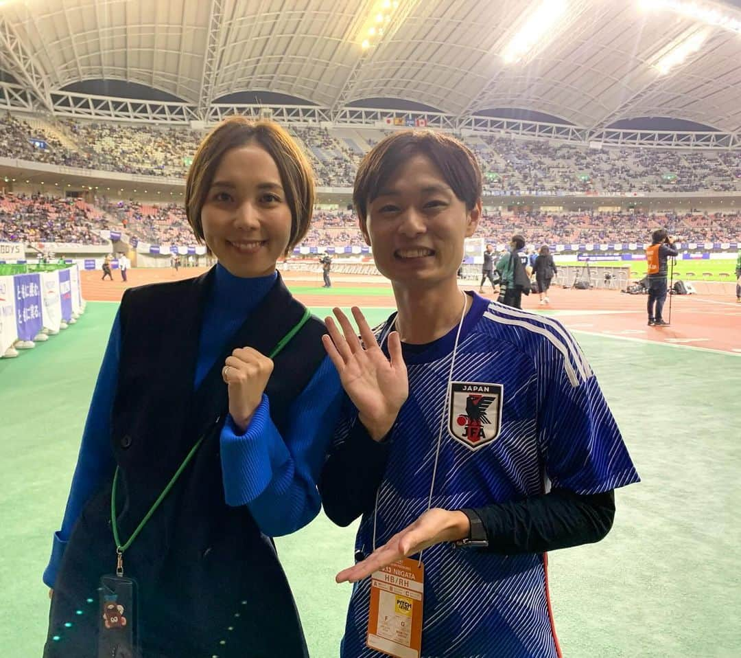 大石悠貴のインスタグラム：「【中継:日本代表戦🇯🇵】  新潟で5年ぶりに行われたサッカー日本代表戦！ 🇨🇦カナダ相手に4-1の快勝！ そして、こんなに青く染まるビッグスワンを初めて見ました😳 さらにさらに、まさかのヒロドさんとも再会！ （熱闘甲子園以来） いろいろテンションが上がる1日となりました😊 日本代表のみなさん感動をありがとうございました‼︎  #サッカー #日本代表 #ビッグスワンスタジアム  #新潟 #アナウンサー #ヒロド歩美  アナ #最高の1日でした」