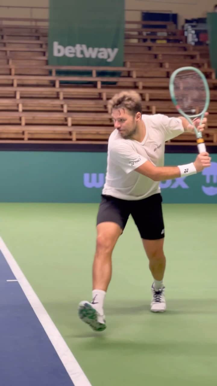 スタニスラス・ワウリンカのインスタグラム：「First practice in Stockholm for @stanwawrinka85 before @sthlmopen 🔥  Thursdays practice took place at BNP Paribas Center Court @kungl.lawntennisklubben together with US Open doubles winner @maxdaahlin and coach @swedennorman 🌟  How many push ups do you think they did?😎💪🏽  #stockholmopen #sweden #tennis #tennissverige #tennisplayer #tennis4life #tenniscourt #tennislife #tennisworld #tennisdrills #swiss #swisstennis #stan #stanwawrinka #wawrinka」