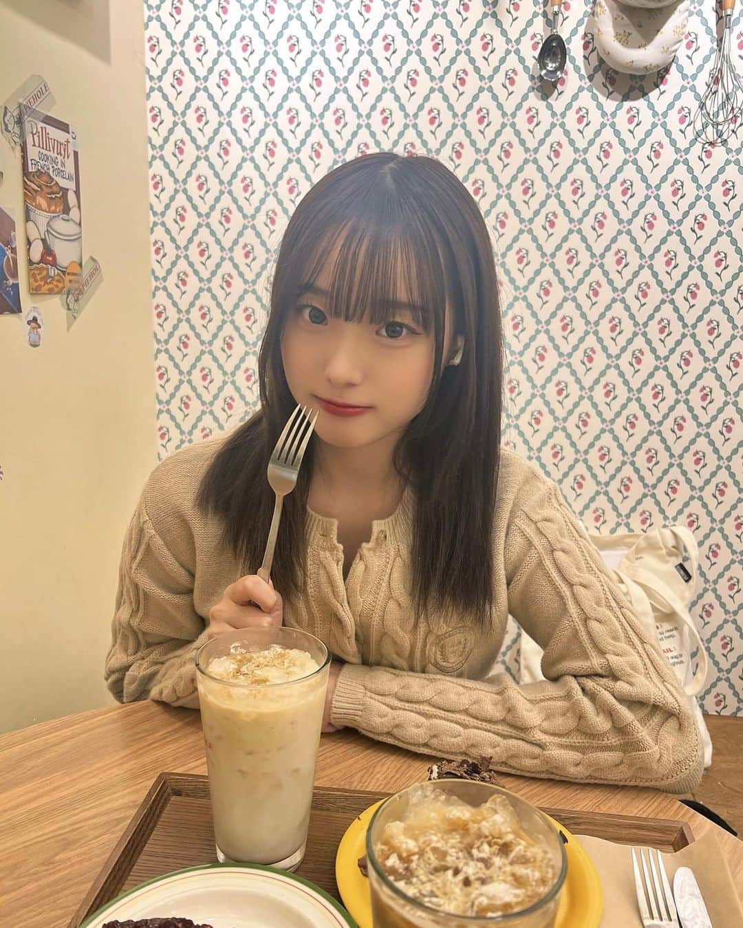 のインスタグラム：「韓国のお気に入りのカフェ🍪 ケーキたべたよ チョコが1番すき！」