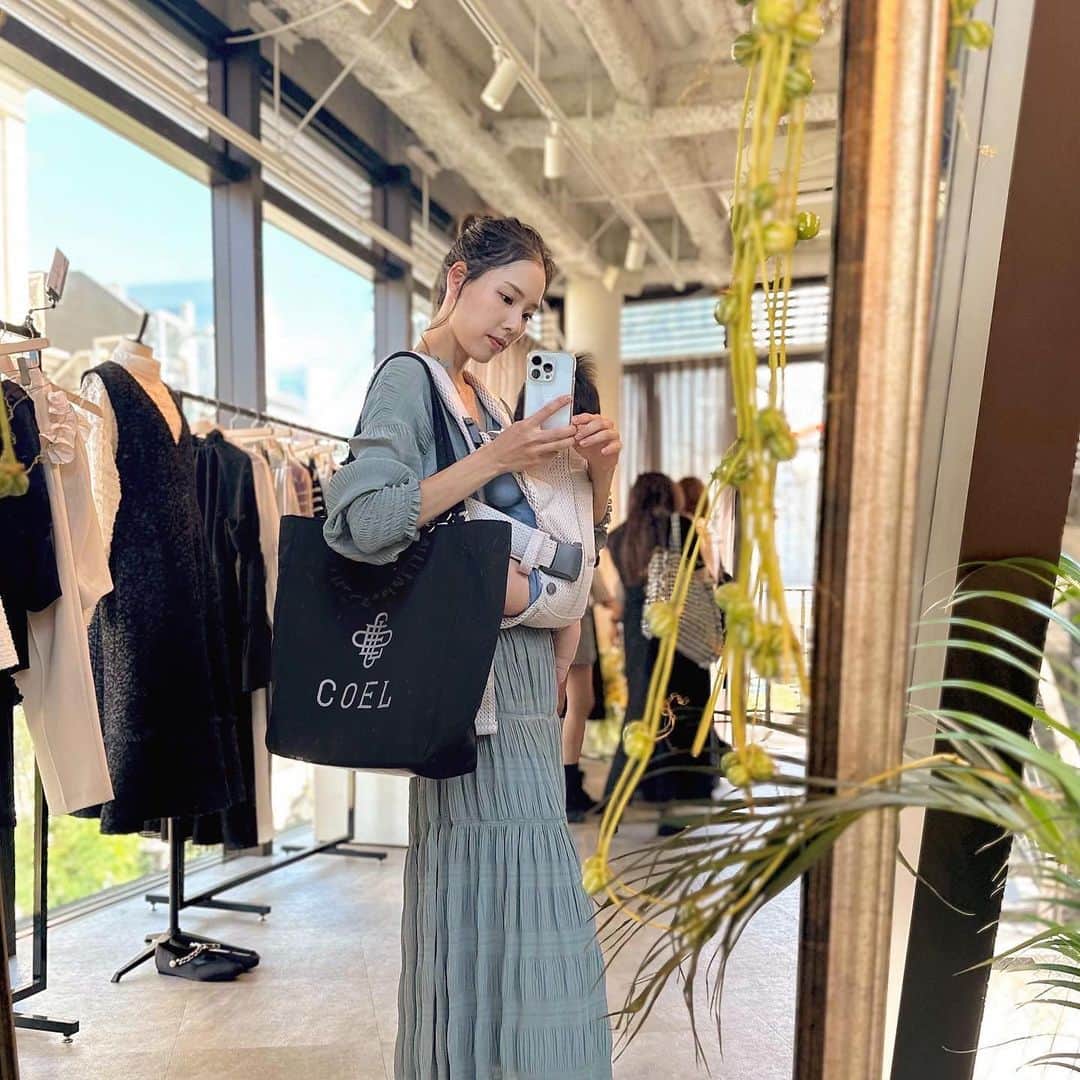 のインスタグラム：「COEL 2024 Spring Collection💕 @coel.official   マザーズバッグとしても使える おしゃれな万能バッグが気になった🫶🏻  美しいヨンアちゃんと 抱っこ紐かじりボーイ😹  #coel」