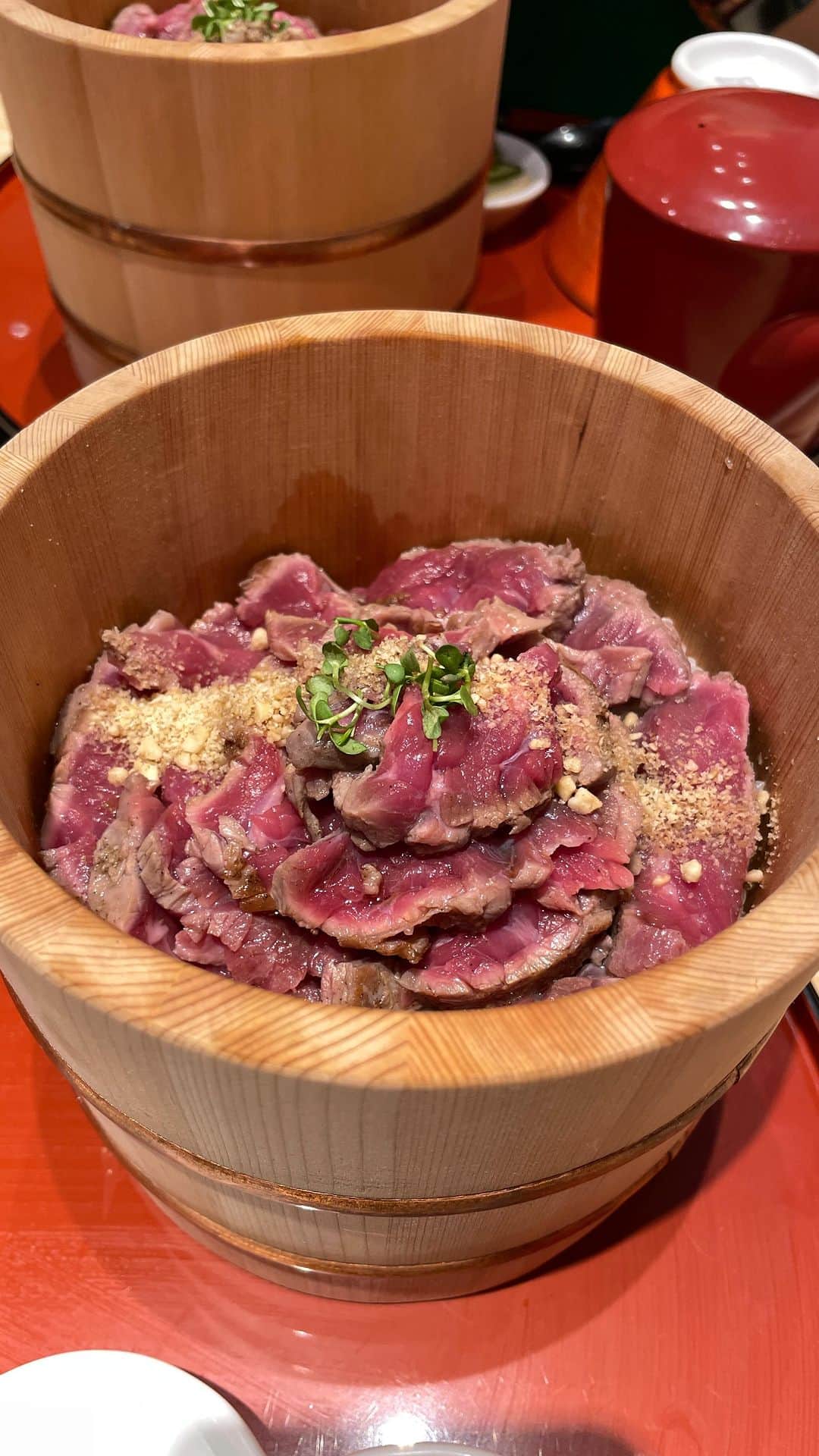 りょうくんグルメのインスタグラム：「【浅草牛光(Asakusa Ushimitsu)】  京都の有名店が浅草に上陸。 名物の肉まぶしは甘いタレと柔らかいお肉が絶品。肉増しにするとお肉たっぷりで最高。 最初は普通に食べて、最後はお茶漬けで楽しめる。これは浅草行った時絶対食べるべき！ 予約が可能なので予約がオススメ！  Famous Kyoto Restaurant Opens in Asakusa The famous "niku mabushi" is a superb dish with sweet sauce and tender meat. If you choose to add more meat, the meat is plentiful and perfect. You can eat it plain at first and enjoy it with ochazuke (rice with dashi soup) at the end. You must try this when you visit Asakusa! Reservations are available, so reservations are recommended!  🏠 【浅草牛光(Asakusa Ushimitsu)】 💰肉まぶし¥1298 お肉1.5倍¥440 🕐 11:30〜15:30 17:30〜21:00 📍 東京都台東区花川戸1-2-8 (1-2-8 Hanakawado, Taito-ku, Tokyo)」