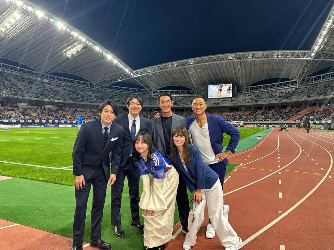 槙野智章のインスタグラム：「今日の代表戦はこのメンバーで お届けしました！ 解説、ピッチ解説、ヒーローインタビューと役割り色々！  日本代表強いねー😊🏆  #日本代表」