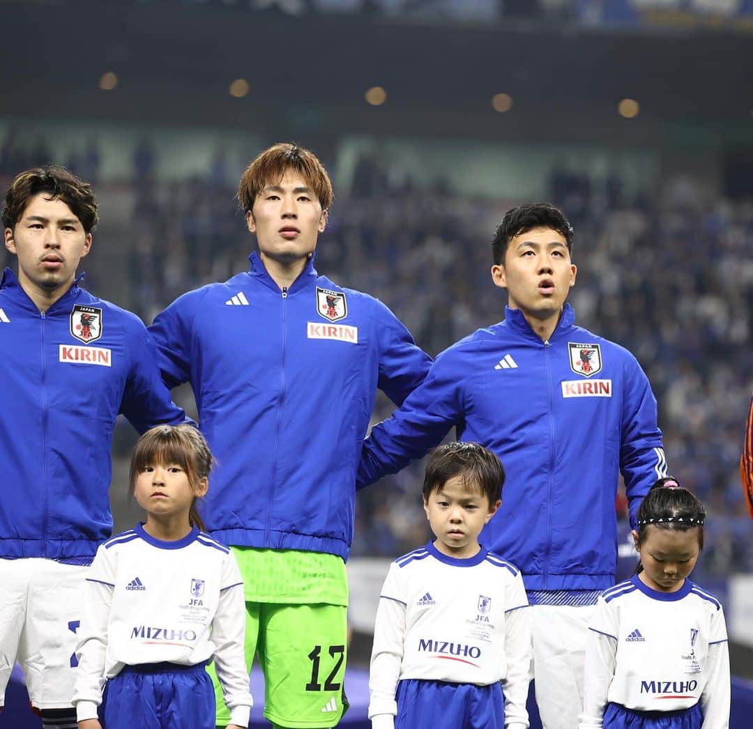 遠藤航のインスタグラム：「. ..新潟での応援ありがとうございました！！ 次は神戸で会いましょう！！ . #japan #nationalteam #football #⚽️ #🇯🇵  #samuraiblue #niigata #win #canada🇨🇦  . #サッカー日本代表  #サムライブルー」