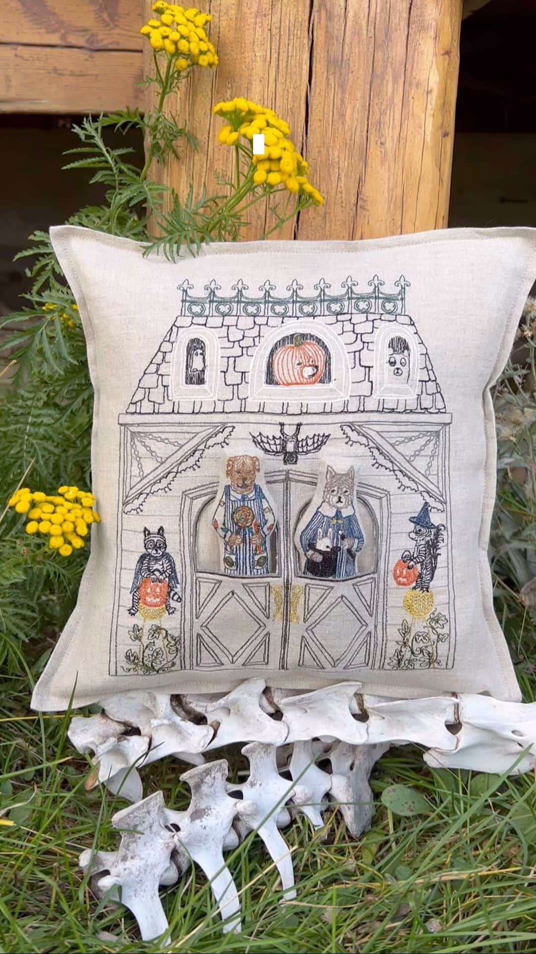 コーラル アンド タスクのインスタグラム：「Happy Friday the 13th!!! 👻 Enter the Spooky House if you dare! @stephanie_coralandtusk is sharing all the frightening details on our newest Halloween pocket pillow! Just kidding this house isn’t scary, it’s actually really cute! #behindthedesign #coralandtusk #coralandtuskbtd #halloweendecor #halloweenpillow」