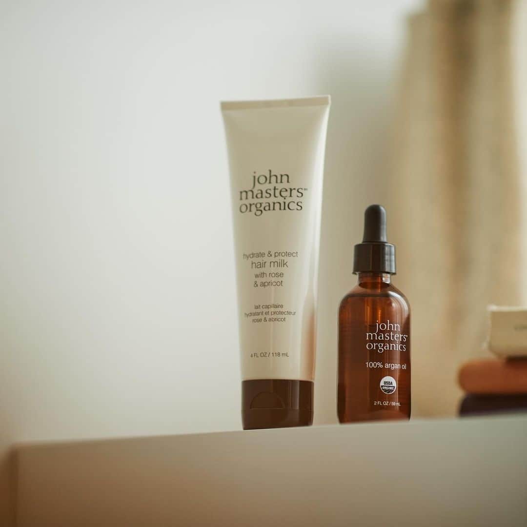 John Masters Organicsのインスタグラム：「Reduce unwanted Fall frizz and flyaways with these two powerful multitaskers...⁠ ⁠ Our Hydrate and Protect Hair Milk with Rose & Apricot provides just the right amount of hydration and shine to your hair, while our 100% Argan Oil works to help soften and smooth strands to eliminate frizz and increase overall manageability.⁠ ⁠ Grab these two on our website now and look and feel your best all Fall long. 🤎」