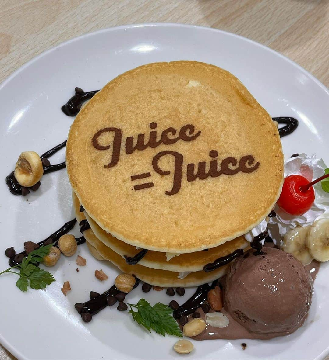 植村あかりのインスタグラム：「⁡ ⁡ Hello! Project 25周年コラボカフェ  Juice=Juiceメニュー味わってきました🍹 ⁡ ・無邪気な顔で差し出すサイダー ・パンケーキ＝パンケーキ ⁡ ご馳走様でした🥞 ⁡ ⁡ #17日まで#一緒に#楽しもうね#helloproject#juicejuice」