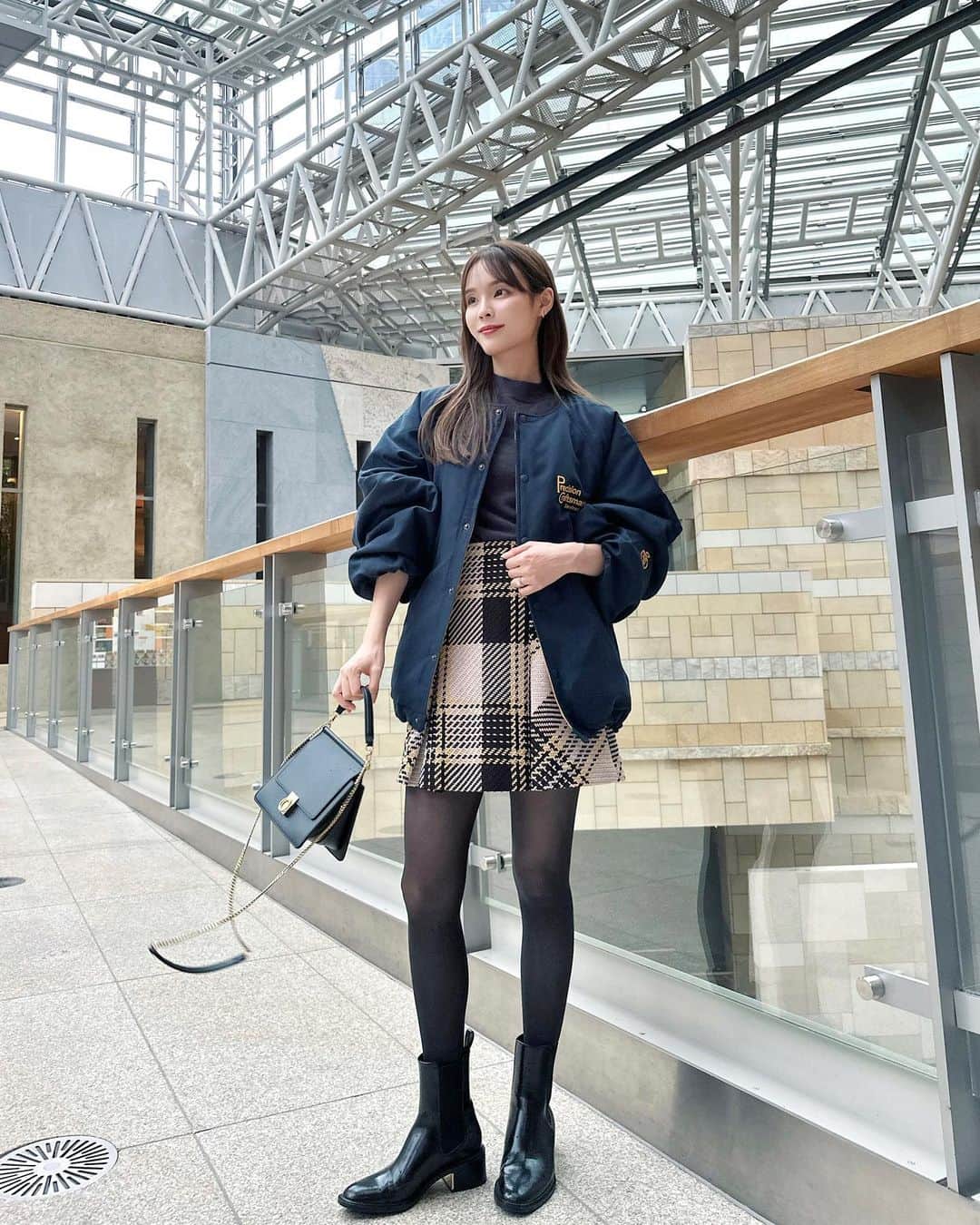 磯田 ひかる(Hikaru Isoda) のインスタグラム：「こんばんは♡ 今週もお疲れ様でした〜🙋‍♀️ 週末何をしますか？🫶  この日は肌寒かったのでブルゾンを🍃 夜は結構冷えるよね😇  【着用アイテム】 Jacket @classicalelf_official  《JAVAジャバ 別注》ロゴ刺繍中綿ノーカラーブルゾン ネイビー S ¥3,999税込  Tops @snidel_official  去年のアイテム  Skrit @snidel_official  去年のアイテム  Shoes @zara   Bag @polene_paris   ------------------------------ picaru：162cm / 骨格ウェーブ 1st ブライトスプリング 2nd ブライトサマー  大人可愛いスタイルアップコーデ ヘアメイクを合わせた トータルスタイリングを提案🤍  不定期にストーリーで ファッションお悩み相談募集中🥰 ------------------------------  他の投稿を見る→【@picaruuu】」