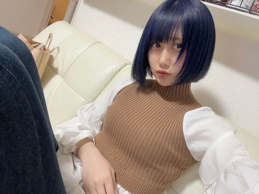 のインスタグラム：「✂️  超絶イメチェンしました◎  茶髪ミディアム→青髪ボブへ！ 色落ちが楽しめる｢ブルーラベンダーカラー｣なので 一ヶ月後には銀髪に成長する予定です😎✨  今のところBLEACHの弓親くんなのですが、 一ヶ月後にはエヴァのカヲルくんになるということで 大当たり濃厚ということですね🫰🏻💛笑  ハロウィン近いからこの髪色にしたのだけど、 当分青髪満喫したいと思います😈✨  ちなみにこの髪が生で見れるのは 10/21(土)ワンドロップ撮影会(早稲田) 10/23(月)サンシャインKYORAKU南店様 となりますので、ぜひに🫰🏻💕  あと全然話変わるんだけど、 久々に赤城BLACK以外のアイス食べた。 めっちゃ美味しかった…🍫✨  ． ．  #イメチェン  #ヘアカラー  #ブルーラベンダー  #色落ちカラー  #bleach  #パチンコ女子  #来店  #大人女子  #ハロウィン  #ボブ  #ボブスタイル  #haircolor  #blue  #halloween  #cosplay」