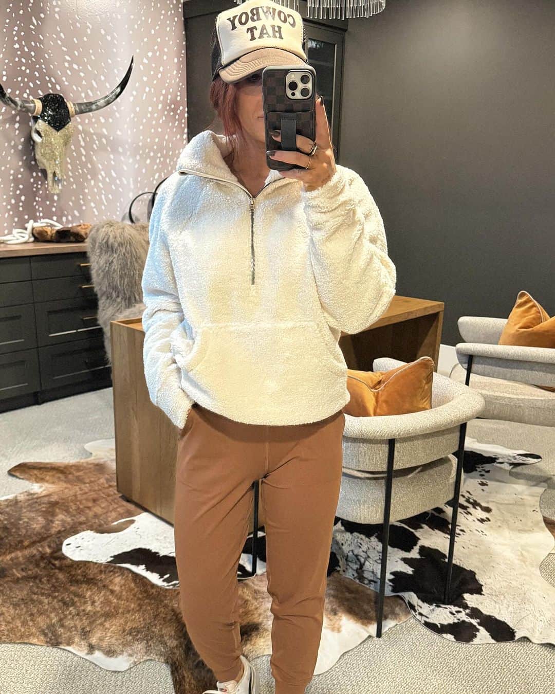 Chelsea Houskaさんのインスタグラム写真 - (Chelsea HouskaInstagram)「3 ways I’m wearing my new fav sherpa half zip this fall 🤍  Which one are you? I *want* to be more of the first and last outfit but always end up being the 2nd! Comfy cozy always! Sherpa is linked in my stories 🍂」10月13日 23時03分 - chelseahouska