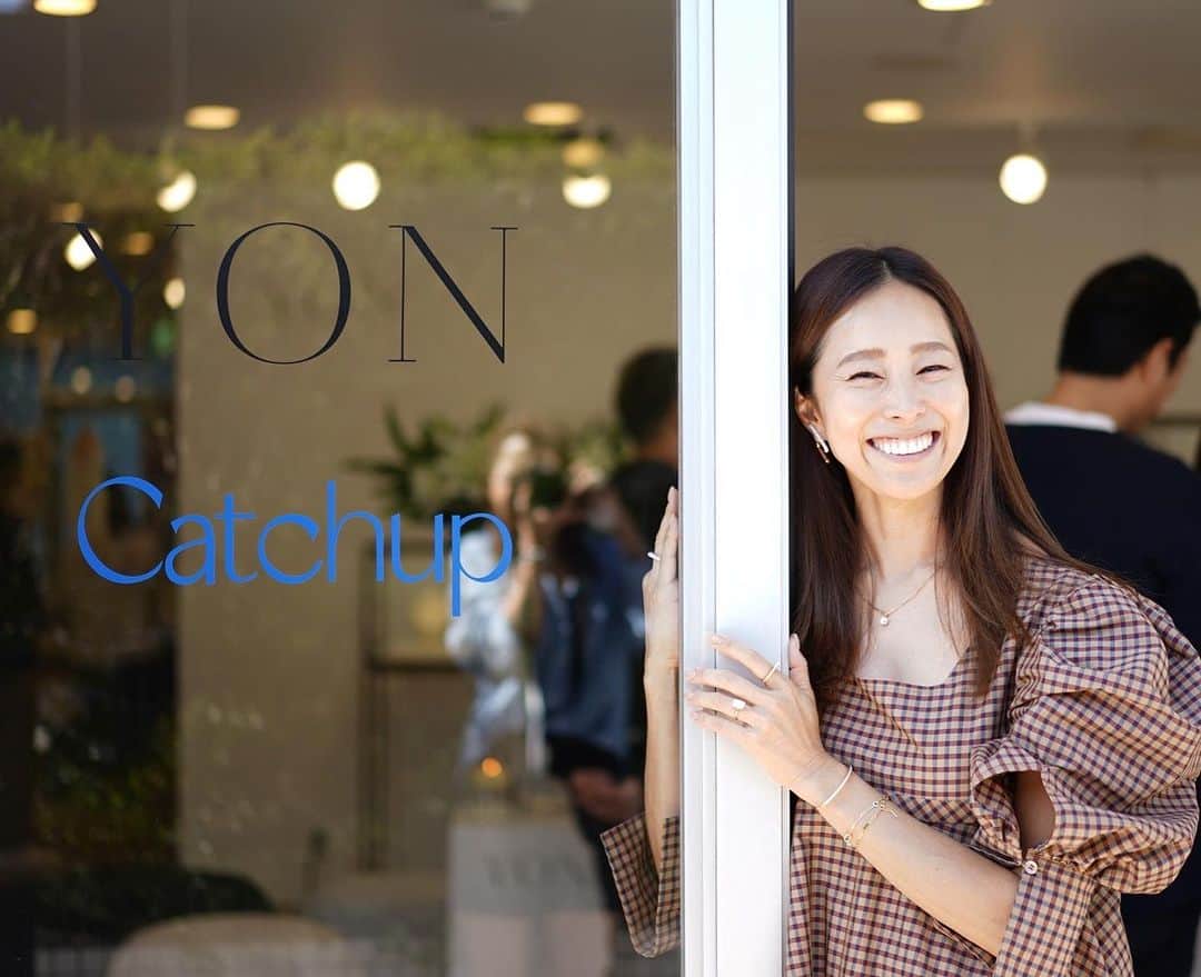 山城葉子さんのインスタグラム写真 - (山城葉子Instagram)「. ＹＯＮ @yon__jewelry  Catchup @catchup.kids_official   初日無事終了しました。 週末も楽しくがんばります！  本日のドレスはリホちゃんの @august_____official  沢山の方に「AUGUSTだ！」と言ってもらえました。動きやすくて私の制服🤎  📷 @sachi___414  会えるだけで癒し🩶」10月13日 23時04分 - yokoyamashiro
