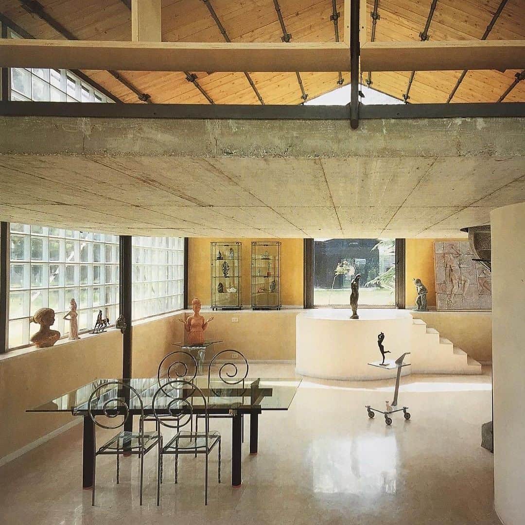 Meganのインスタグラム：「Glass brick studio by Serena Omodeo Salé and Thomas Becker, Vogue Casa, 1989 via 〰️ @inside_values  . . . . #interior #interiordesign #glassbricks #casavogue #architecture」