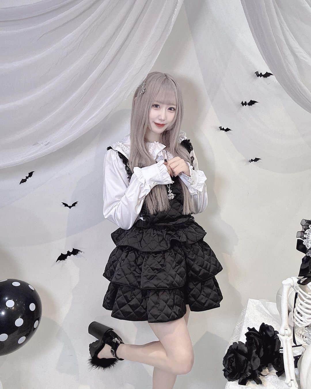 椎名栞のインスタグラム：「🦇🖤 . . . . . #dimmoire  #ハロウィン  #ハロウィンパーティー  #helloween  #アイドル  #ハイトーンカラー  #ハイトーン  #地下アイドル  #モノトーン」