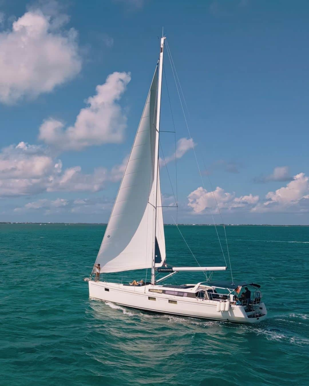 リッツ・カールトンさんのインスタグラム写真 - (リッツ・カールトンInstagram)「Get an introduction to Caribbean waves, and take the plunge beneath the blue. Between arrival and departure, find the moment that changes everything at The Ritz-Carlton, #GrandCayman. How will a stay leave you?」10月13日 23時10分 - ritzcarlton