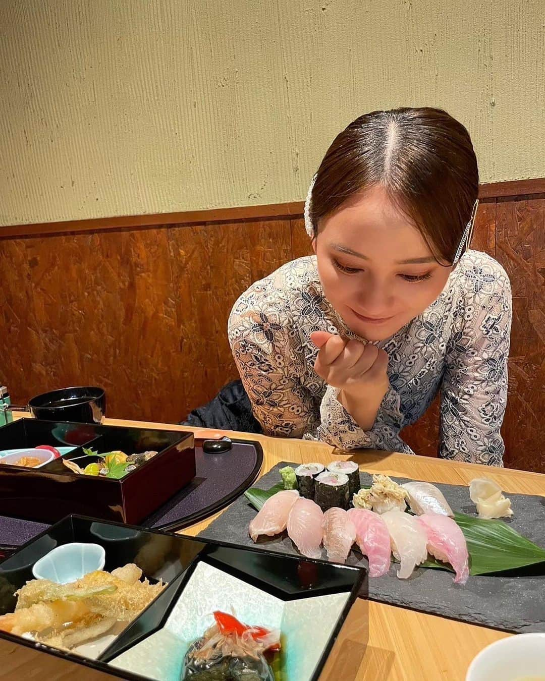 岡田結実のインスタグラム：「・ ▷▷▷▸▸▸▸▸◂◂◂◂◂◁◁◁  📷旬味酒彩 響 住所 : 愛知県半田市青山１丁目９ｰ２ファーストセラ２１  １階 TEL : ０５６９－２６－５７７６ 営業時間 :  ランチ☀️ １１：００〜１４：００ （L.O １３：３０） ディナー🌙 １７：００〜２２：００  （L.O ２１：３０） 定休日 : 毎週日曜、第四水曜日  ▷▷▷▸▸▸▸▸◂◂◂◂◂◁◁◁  半田市は酢が有名って知ってた？ ここで作られた酢を使った酢飯が全国に広がったんだよ👀  あなたも誰かと行きたくなる、FinderTRIP✨　　　  〈FinderTRIP〉 半田近海の知多前寿司を堪能  見逃し配信はこちら💁🏻‍♀️ ✅YouTube https://www.youtube.com/watch?v=S2dnO9s6tvE ✅Locipo https://locipo.jp/creative/604014e8-bf93-477b-827b-9170c4a74400  #findertrip #ファインダートリップ #岡田結実 #緑黄色社会 #名古屋 #カメラ #名古屋デート #フィルムカメラ  #名古屋カメラ部 #名古屋観光 #名古屋鉄道 #電車旅 #半田市#半田 #半田カフェ #半田ランチ　#半田グルメ #半田市グルメ #半田市ランチ #旬味酒彩響 #寿司 #お寿司 #寿司ランチ #知多前寿司 #半田近海 #ご当地グルメ」