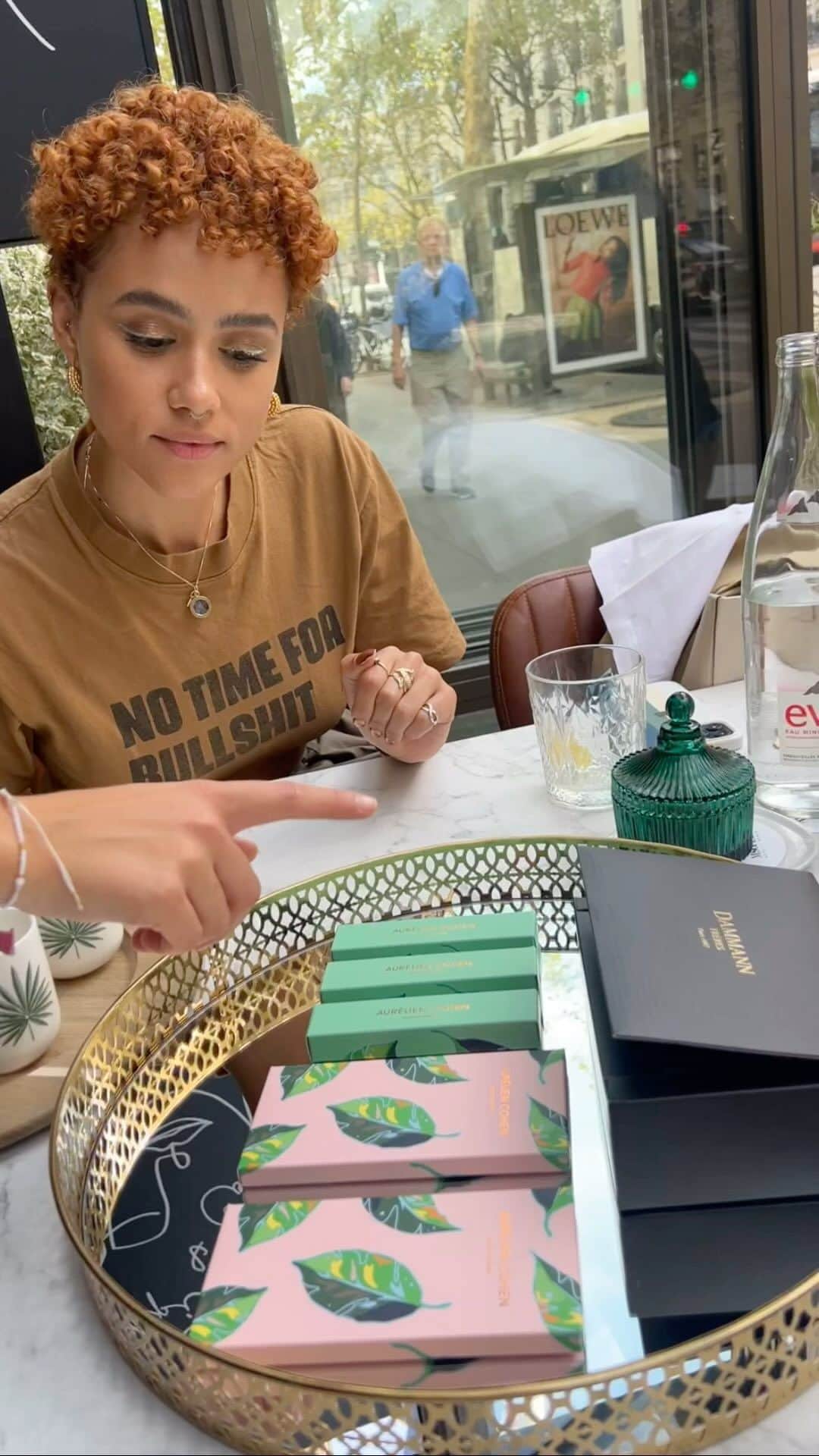 ナタリー・エマニュエルのインスタグラム：「Cute moments at @msocialparis in Paris before I headed back to London after Paris Fashion Week. Vegan chocolates, a pot of tea, and coffee is a sure way to my heart 🥰🇫🇷❤️🫖☕️🍫 Thank you for the hospitality」
