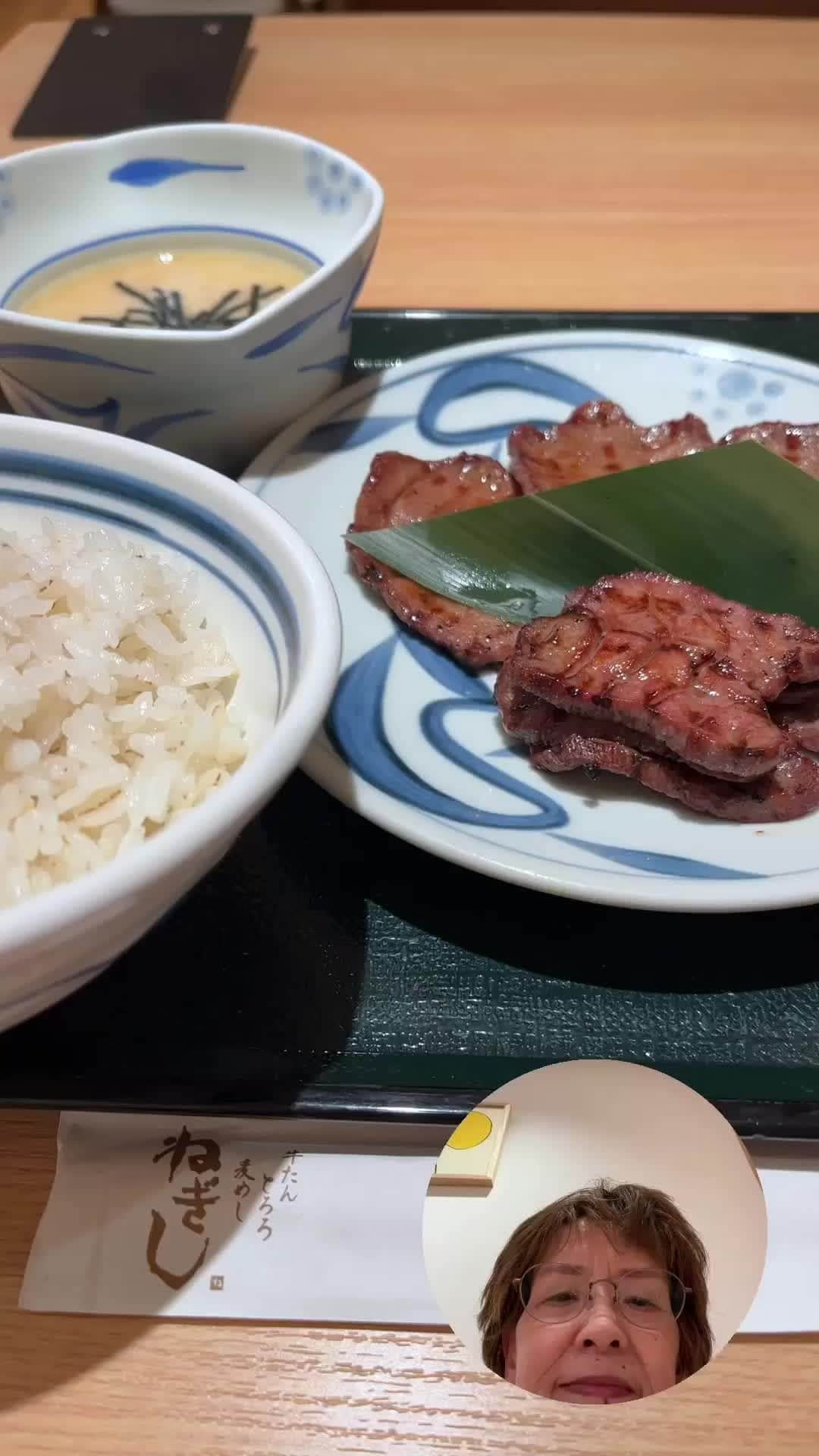 Cooking with Dogのインスタグラム：「I ordered the 'Beef Tongue (Gyutan), Barley Rice, and Grated Yam' set. 🍖👩‍🍳 The beef tongue was delicious. 🐮👅 The barley rice had small grains, making it easy to eat, and it was cooked very deliciously. 🍚 It was a healthy lunch. 😋👌 「牛タン、麦飯、とろろ」のセットを注文しました😋 牛タン美味しかった🐮麦飯は麦が小粒で食べやすく、とても美味しく炊けていました。健康的な昼食でした💕 #gyutan #negishi #牛タン #ねぎし」