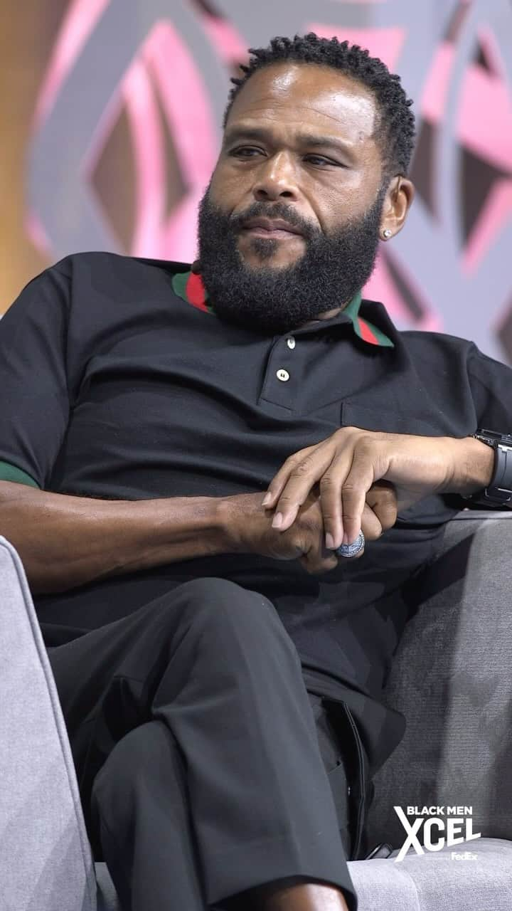 アンソニー・アンダーソンのインスタグラム：「Anthony Anderson shared the origin of "Black-ish" at the Black Men XCEL summit. The show's title came from a conversation between him and Kenya Barris about their families. They realized that their sons had questioned their own Black identity in unique ways. The term “Black-ish" was born from their personal stories and experiences, and it eventually became the show's name. It's a testament to embracing and celebrating the diversity of Black experiences. #BMXCEL」