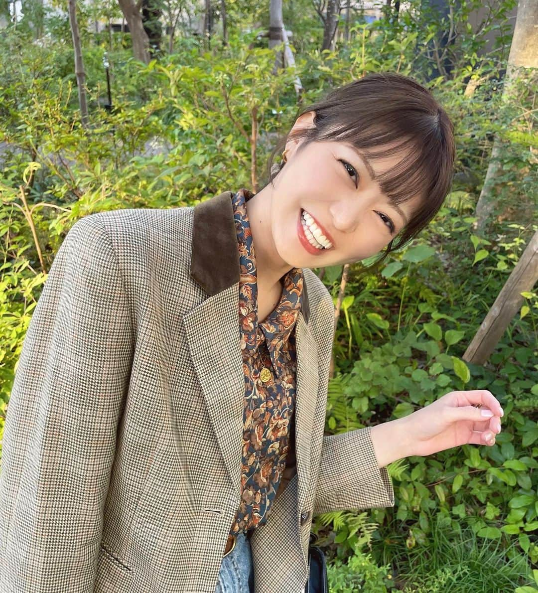 前田亜美のインスタグラム：「. にこにこ:) . 今日は1日歩きたい気分だったので🩶 少し早めに家を出て金木犀の香りを楽しみながら散歩をして…  帰りも、どこまで歩こうかなって考えてたら… 前から知ってる子が…!笑 @emi_senda_official ちゃんにバッタリ会ったの! .  えみちゃんも散歩してたみたいで背中を押された気がして、 結局お家まで歩きました…笑 . . 途中寄り道したり、 公園みつけてブランコで一休みした！₍ᐢ.ˬ.ᐢ₎（絶対怪しい） . . 楽しかったしいい運動になった～🚶‍♀️💭」