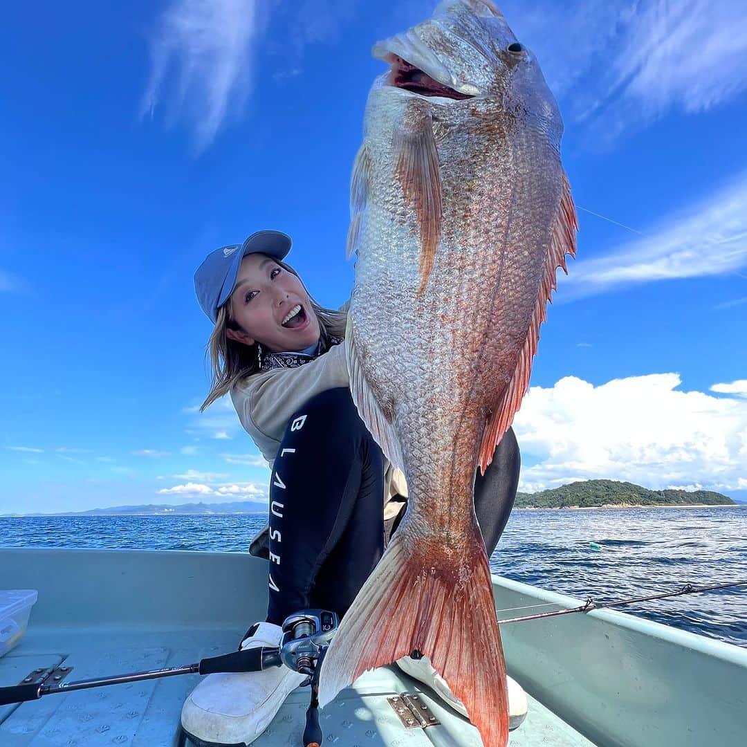 蒼井さやのインスタグラム：「忘れてたー！！ めっちゃ時差投稿になってしまったけど、ちょっと前に広島に行ってタコ釣り＆タイラバを楽しんできました☺️ どちらもこの日はめちゃくちゃ釣れたーー！！ ちょっと記憶が蘇らなくて何杯釣れて何匹釣れたのか忘れたけど、たぶんタコは10杯以上、タイは5匹以上？釣れたねん😎 なんだかプロになった気分やわ🙄えwww ・ ・ ・ タイは大きいので71cmでした😊 タコもタイラバも好きな釣りだからずっと釣りしてられる🤭 もうまたすぐにでも行きたい！！ ありがとう～おネギ船長！！ @setouchi_fishing_service  それにしても広島のタコは私の鼻を攻撃しがちじゃね？ ・ ・ ・  #広島旅行  #広島釣り旅  #釣り  #釣り女子  #タイラバ  #タコ釣り  #VARIVAS」