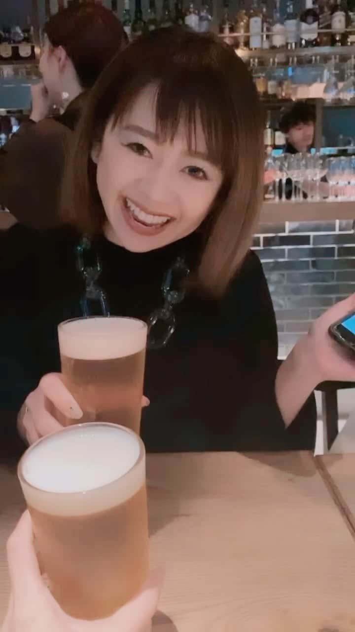 安藤成子のインスタグラム：「【備忘録2】 とにかく三途の川渡りかけて思った事🤍  なんかこの体験とか療養期間中にいろーーーんなこと考えていろーんな学びを経てひと皮もふた皮もむけて 新生安藤成子になった感じです🤣！！  なんか悟りを開いたかも🤣🧘🏻‍♀️  本当に救急搬送からの入院で本当に突然の事だったから人はいつか死ぬんだなって実感して、いつ何があっても後悔しないようにしたいと思った！  会いたい人には会える時に会わないと！！ いつ会えなくなるかわからないなと思ったし！  思っている事を伝えないと！突然何があるかわからないし伝えたかった事も伝えられなくなると思ったし  やりたいと思ったことは言い訳せずやれるように動かないと一生出来ないかもしれない！今は今しかないし  あと死を直前にして病院のペラペラの味しない食事が最後の晩餐だったのかと考えて、それは嫌！！って思ってもっと美味しいものいろいろ食べたいって思った🤣w  とりあえずさ、本当人生辛い事もいっぱいあるし、クヨクヨする事もあるけど命があれば自分のマインド次第でいくらでも変われるし、変えることが出来る！  仕事だってそう！ムカつくとか嫌だなって感情は結果自分のマインド次第で本気出せば変える事できるし！  ほんと自分のマインド次第！  もっとより良い自分になる事もいくらでも出来るし！死んだと思ったらまじで何でも苦じゃないと悟りました🤍  生きてるとほーーーんといろんな事があるけどそれも冒険！山あり谷ありなんてこと人生にあるのは当たり前で、それを乗り越えてまた美しい景色が見れた時の感動！ 谷の時代(過去の苗字の事じゃないですよwどん底って事です)でも後から考えるとそれがあって今があると思えるし🤍  生きてるって本当楽しいなと改めて思いました！  まじで生きてるだけで丸儲け🤗何でも出来るっしょ✨それって最高に幸せ🤍  Life is a journey！ とはよく言ったもんだ😉  とりあえず来月11月7日に会社創立10周年を迎えます🥰  友人の皆さん！今まで出会ったみなさん会いたいです！ 会いたい人には会える時に会いたいです！パーティーやるので来れる人は来て欲しいです✨個別で案内送ったりしてますが来れる人は是非来てもらいたいです🙇🏻‍♀️  新店舗も来月オープンです✨  ちなみに恵比寿のそそそは定借の期間が来てしまったので来月いっぱいで今のそそそは終わりです！  命はもちろんお店もいつまでもあるわけではない、永遠はないし常に変化と進化を繰り返しています！！  それでも人間にはまた次なるステージ、次なるエピソードへ進む力があります🙌🏻  安藤成子まだまだ生きます！とにかくたくさん笑える人生を🤍たくさんの人と笑い合える人生を🤍 これからも頑張ります！！  よろしく🥳」