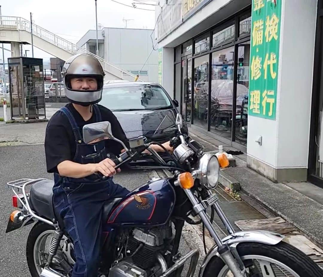 菊地智義さんのインスタグラム写真 - (菊地智義Instagram)「4月初めに“7台目増車しました”と報告だけして早半年、 ようやくガレヨコで動画配信されました！ 私の7台目のバイクは 『HONDA 250T LAカスタム』 でした。 憧れや思い出などは全くなく(笑)、きっかけと言えば宇野くんがCM400に乗り始め、横兄がGS425Lの整備を始めたことにより、ジャメリカンと呼ばれる時代のバイクをチェックしてしまったことですね。 車検のあるバイクの増車は厳しいので250ccで何か良さげなのないかなぁ〜と探していたら、ダサ可愛い珍車を見つけてしまいました！ これから大事に乗らせて頂きます。 大きく改造などする予定はないですが、こちらのバイクに関する耳寄りな情報ありましたらお待ちしております。 #ガレヨコ #250T #LAカスタム #キクチウソツカナイ」10月13日 23時24分 - potatokikuchi2