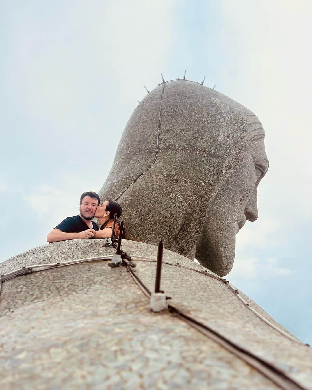 Lalá Noletoのインスタグラム：「Nos braços do Cristo 🙏🏻 E que eles nos abençoe sempre ! Que olhe por nós e pelo mundo com sua infinita misericórdia 🙏🏻 Obrigada pela experiência @cristoredentoroficial 🙏🏻」
