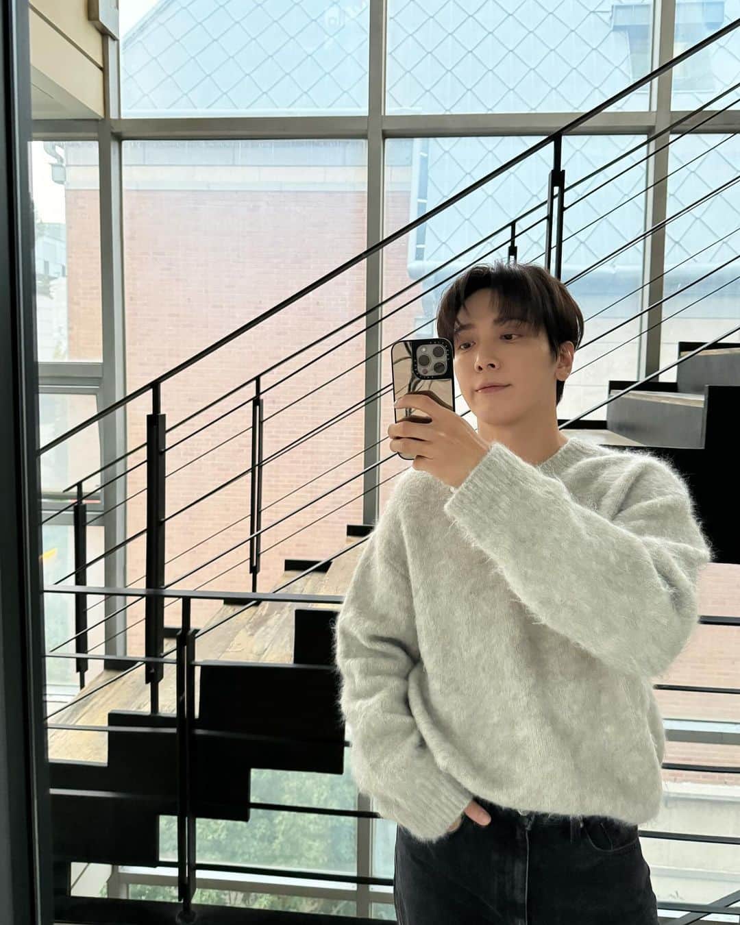 チョン・ヨンファのインスタグラム：「😏 니트의 계절이다☺️」