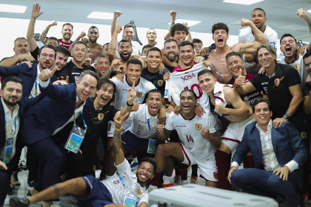 トマス・リンコンさんのインスタグラム写真 - (トマス・リンコンInstagram)「Full-time Brasil 🇧🇷 vs Venezuela 🇻🇪 1-1  Punto al pundonor, a la convicción y al esfuerzo de este EQUIPO que crece y sueña cada vez más despierto 🙏🏼🫂」10月13日 23時26分 - tomasrincon8