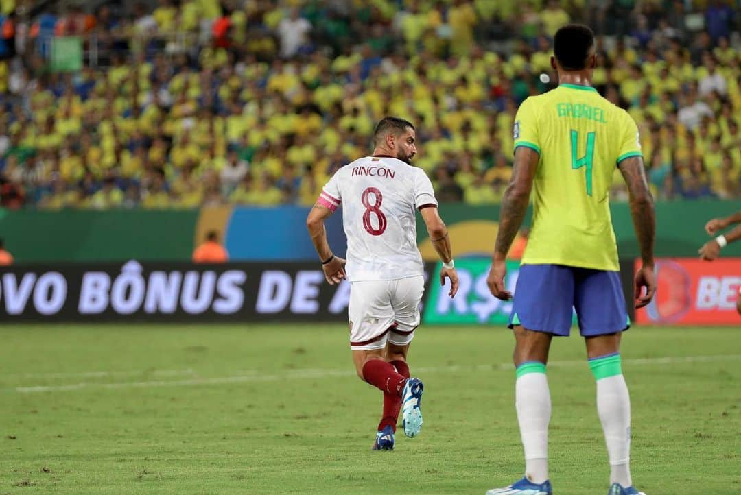 トマス・リンコンさんのインスタグラム写真 - (トマス・リンコンInstagram)「Full-time Brasil 🇧🇷 vs Venezuela 🇻🇪 1-1  Punto al pundonor, a la convicción y al esfuerzo de este EQUIPO que crece y sueña cada vez más despierto 🙏🏼🫂」10月13日 23時26分 - tomasrincon8