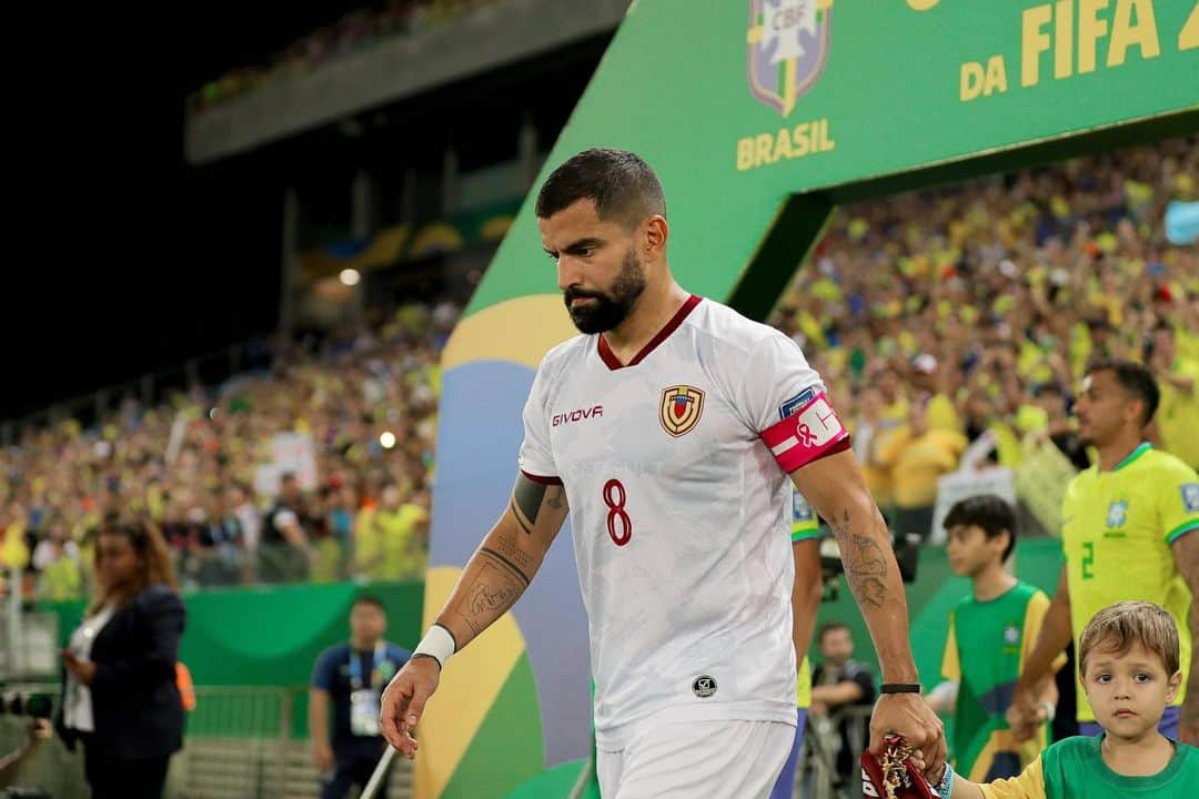 トマス・リンコンのインスタグラム：「Full-time Brasil 🇧🇷 vs Venezuela 🇻🇪 1-1  Punto al pundonor, a la convicción y al esfuerzo de este EQUIPO que crece y sueña cada vez más despierto 🙏🏼🫂」