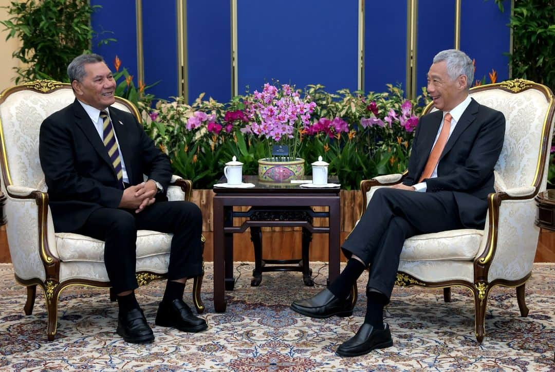 リー・シェンロンのインスタグラム：「Happy to meet Tuvalu PM Kausea Natano again, after our last meeting in April 2022.  Like Singapore, Tuvalu and other Pacific island states will face serious challenges from climate change and rising sea levels. PM Natano shared with me how Tuvalu is tackling these challenges, e.g. by reclaiming land and creating a “digital nation” that aims to map and preserve the country’s identity.  PM Natano and I reaffirmed the warm relations between our two countries. Small states like us have to work together to advance our shared interests.  I wish PM Natano a good visit here in Singapore! 🇸🇬🇹🇻– LHL  (MCI Photo by Betty Chua)」