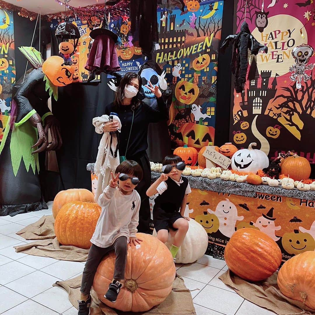 安田美沙子のインスタグラム：「ハロウィン🎃だねー❤️  今年は、何になろうかな🎵  2枚目の次男、猫さんポーズらしい。。。  かわいこちゃんポーズの次に新しいポーズを覚えて来た！  いったい誰に教わってるんだろう。。。  私も真似していいかな？  いい。。。よね？😆  #ハロウィン #かぼちゃ #猫ポーズ #家族でごはん #いつも卵うどん食べたいらしい」