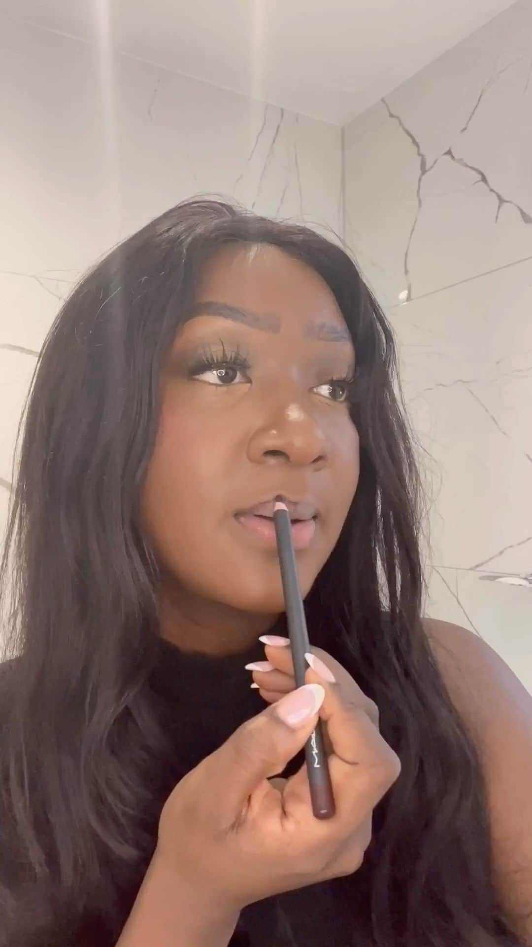 M·A·C Cosmetics UK & Irelandのインスタグラム：「Embracing the Friday 13th vibes 🖤  @lorrainekay_ shows us how to tap into our inner #SoftGoth with a subdued and sultry vampy lip 👄  🖤 Lip Pencil in Nightmoth 🖤 Glow Play Lip Balm in Halo at Me  Tap to shop NOW!   #MACCosmeticsUK #MACHalloween」