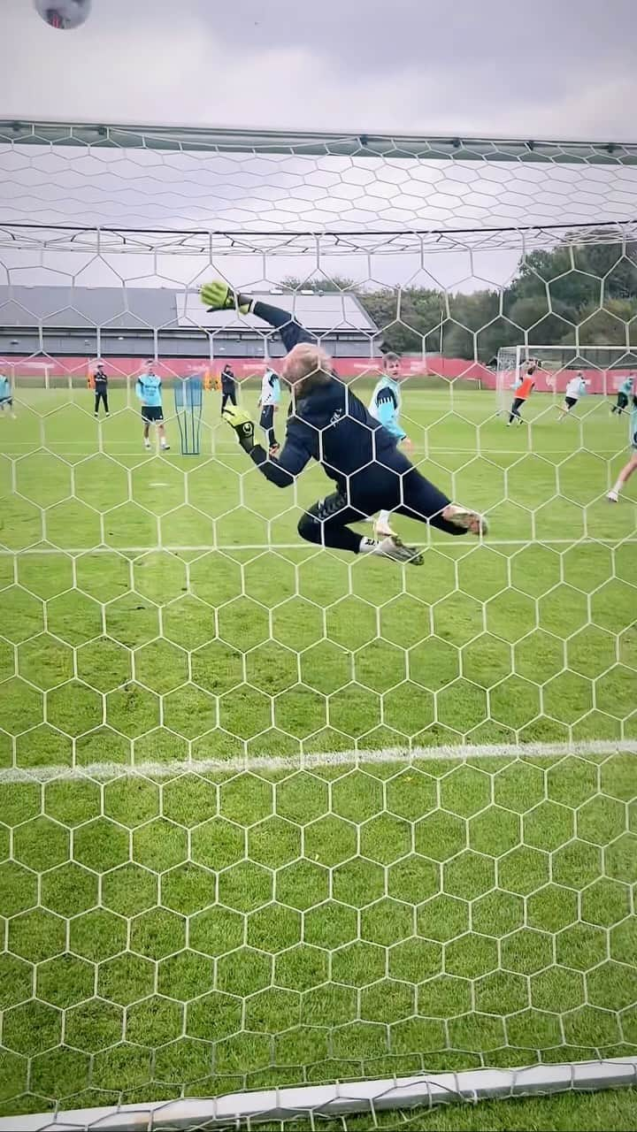 カスパー・シュマイケルのインスタグラム：「Schmeichel er en mur 🧤🧱  #herrelandsholdet #ForDanmark #goalkeeper #save」