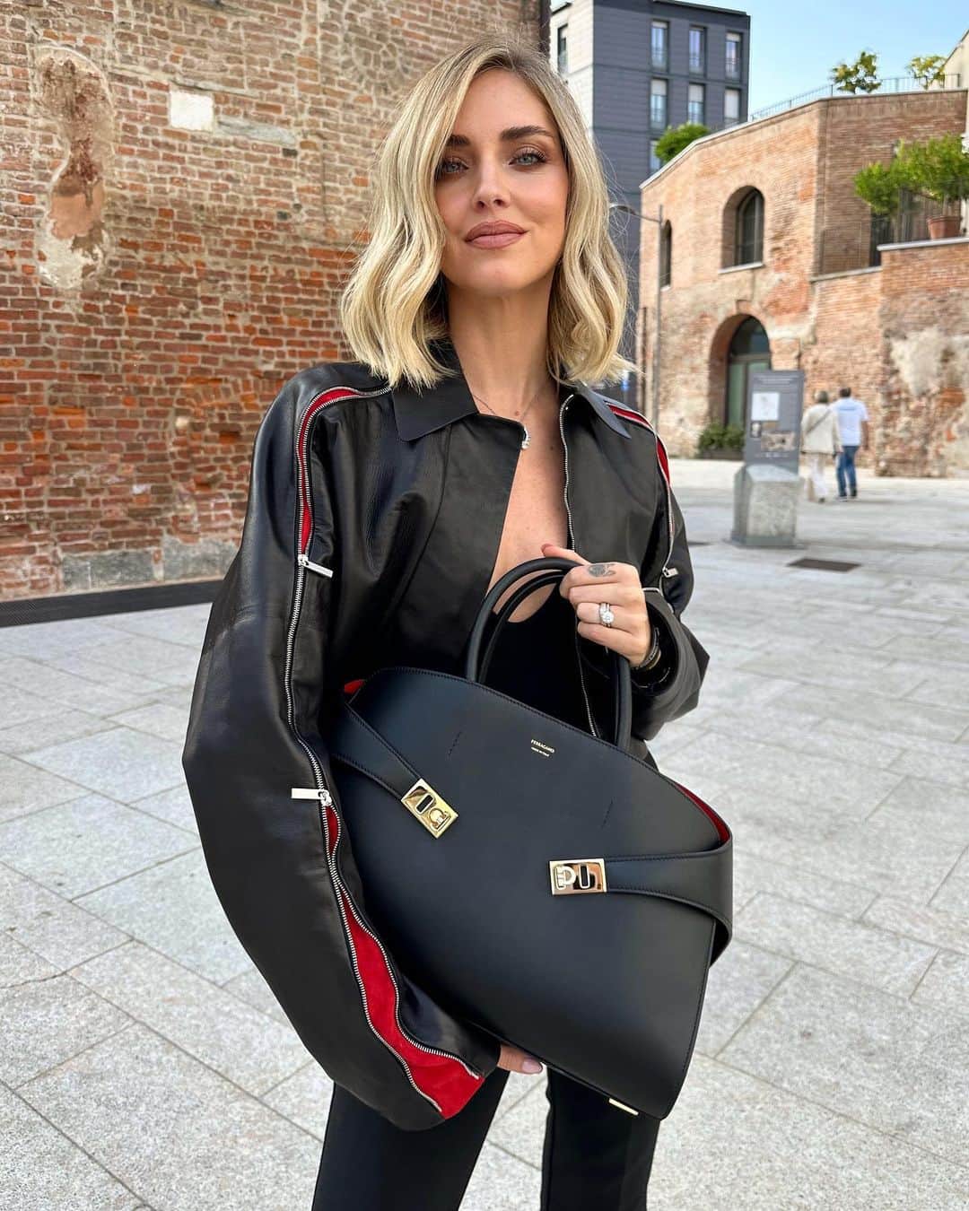 キアラ・フェラーニのインスタグラム：「Friday afternoon in @ferragamo 🖤 Wearing a total look and the new #FerragamoHugBag designed by the talented @_maximiliandavis_ that is the perfect mix of a modern and elegant accessory 🥰 #adv」