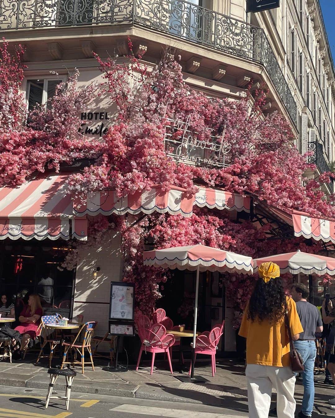 あきまっくすのインスタグラム：「📍Paris🥐🇫🇷  オススメ教えてくれた皆さまのお陰で バルセロナと同じくパリ飯も めっちゃ充実してました！！！ 本当にありがとうございました🙏🏽💕  クロワッサンとかクレープとか 鼻からバターが駆け抜けて行く系 食べ物が本当に美味しかったです🥹❤️ . 途中、汁を求めてラーメン屋に 駆け込みほっとひと息☺️安心する〜 ラーメン一杯2500円くらい！ お値段は安心出来ませんでした🔥🔥 . 時間がたつにつれて、あー楽しかったなぁ🥹💕 とひたひたな気分になっております🫶🏽 . . . #paris  #パリ旅行 #新婚旅行 #honeymoon  #あのチョコクロワッサンをもう一度」