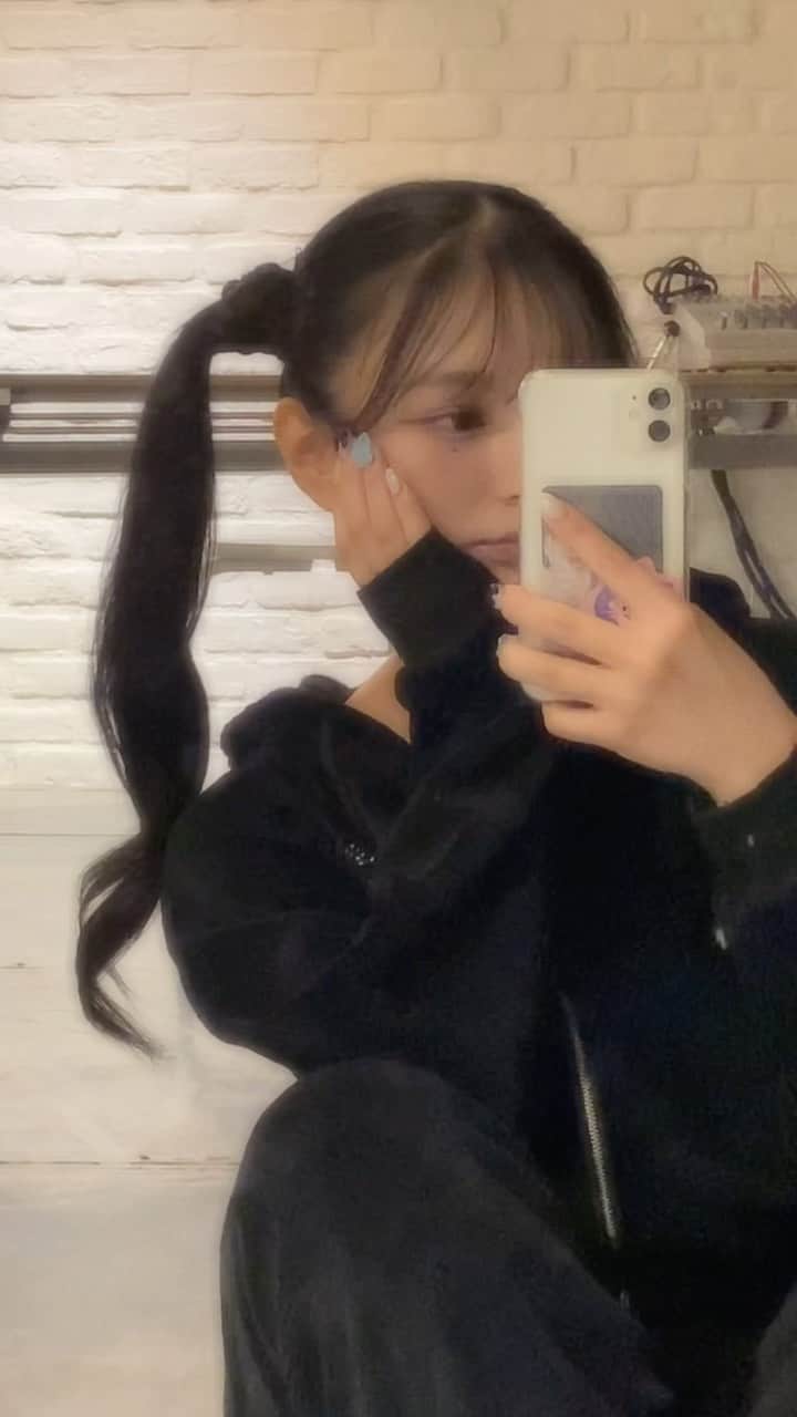 桐原美月のインスタグラム：「ジェニ様ツインテール🌙🫶🏻 ⁡ ⁡ ⁡ ⁡ ⁡ ＿＿＿＿＿＿＿＿＿＿＿＿＿＿＿＿＿＿＿＿＿＿ ⁡ #오오티디 #데일리룩 #韓国ファッション #y2k #newjeans #平成ギャル #韓国ギャル #韓国ヘア #ロングヘア #シールエクステ  #フルバング #シースルー前髪 #韓国前髪 #ヨシンモリ #巻き髪アレンジ #巻き髪 #アイドル #グラビアアイドル #グラビア #ツインテール #セーラームーンヘア」