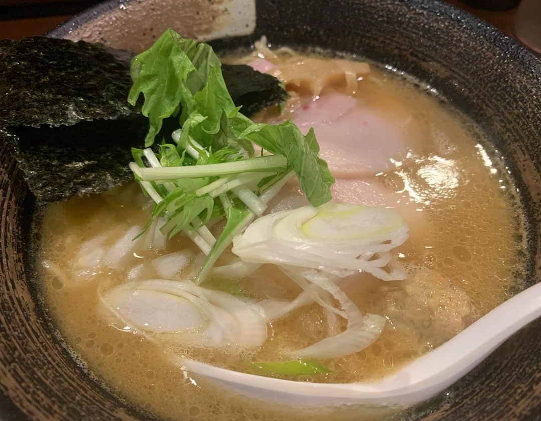 昴生のインスタグラム：「晩飯！！ #松浦さん #にマネージャーと連れて行ってもろて #晩ご飯！ #麺屋武一 さん！ #濃厚鶏骨醤油そば！ #うまいー！ #水炊きを煮詰めたような濃いスープ！ #鶏チャーシューがやらかい！ #そして #和え麺！ #替玉とはまた違う！ #魚粉が散らされてて #ここにスープかけても良し！ #つけ麺にしても良し！ #スープに入れて替玉のようにしても良し！ #3つのタイプで楽しめる！ #松浦さんと相談してスープかけるタイプやなぁと言っていたのに #来た瞬間にいらちの松浦さんは #スープかけるのめんどくさくなって #スープに入れて替玉にしてた！ #ほんまそういうとこ昔から変わらんなぁ！」