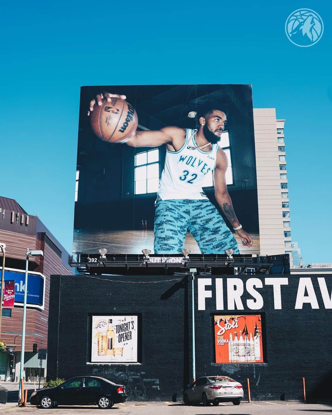 カール＝アンソニー・タウンズのインスタグラム：「added another star to First Ave 🤩」