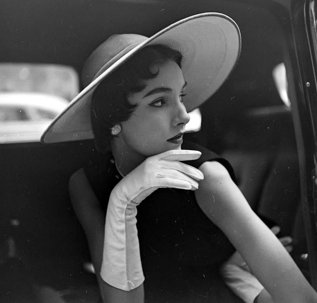 lifeのインスタグラム：「From a series of photographs of fashion models wearing new spring hats, 1950.   (📷 Gordon Parks/LIFE Picture Collection)  #LIFEMagazine #LIFEArchive #FashionFriday #GordonParks #Hats #Accessories #Style #1950s」