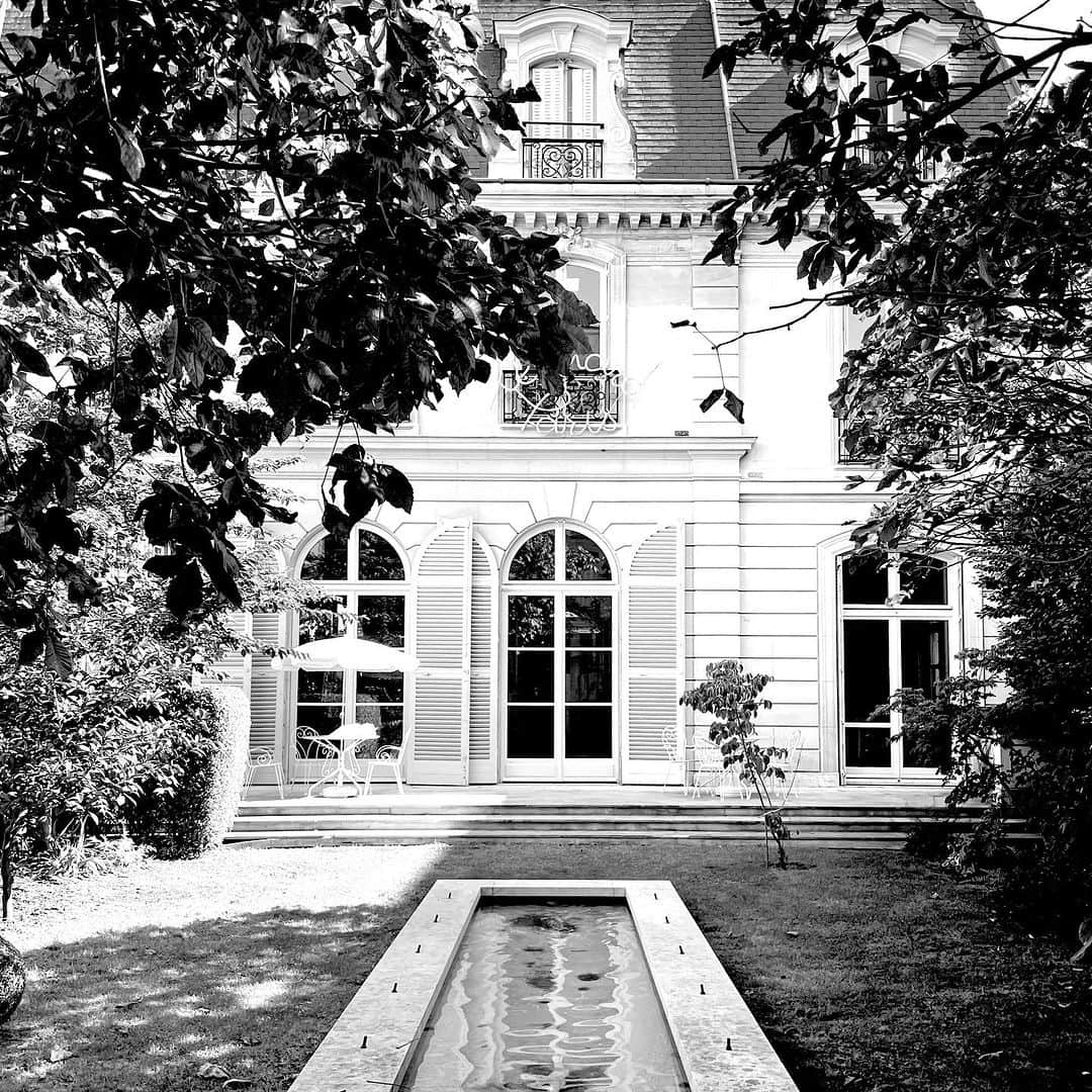 レオナールさんのインスタグラム写真 - (レオナールInstagram)「Dans le jardin de la maison LEONARD, Paris XVIe. * The garden of the house of LEONARD, Paris XVIe.  #LEONARDPARIS #création #comitécolbert #fashionstory」10月13日 23時45分 - leonardparis