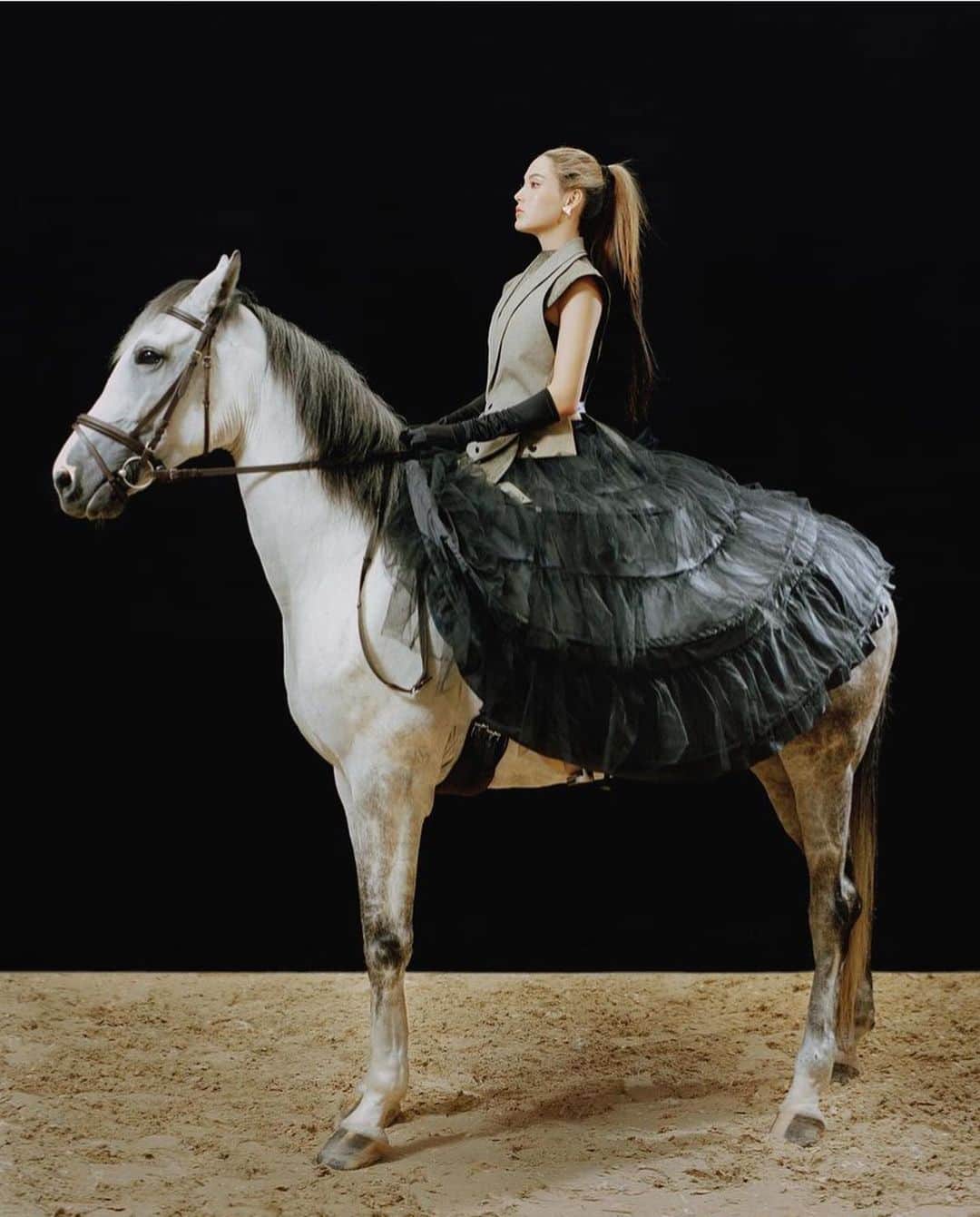 IMG Modelsさんのインスタグラム写真 - (IMG ModelsInstagram)「Take The Crown. 👑 @eileengu covers + stars in the new #VogueChina. 📷 @reven_lei 👗 @xiangzhunwilliam ✂️ @hanbin950810 💄 @helei0729 #IMGmodels #EileenGu」10月13日 23時45分 - imgmodels