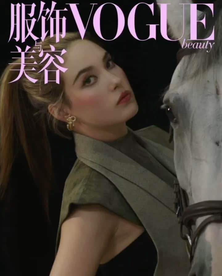 IMG Modelsのインスタグラム：「Take The Crown. 👑 @eileengu covers + stars in the new #VogueChina. 📷 @reven_lei 👗 @xiangzhunwilliam ✂️ @hanbin950810 💄 @helei0729 #IMGmodels #EileenGu」