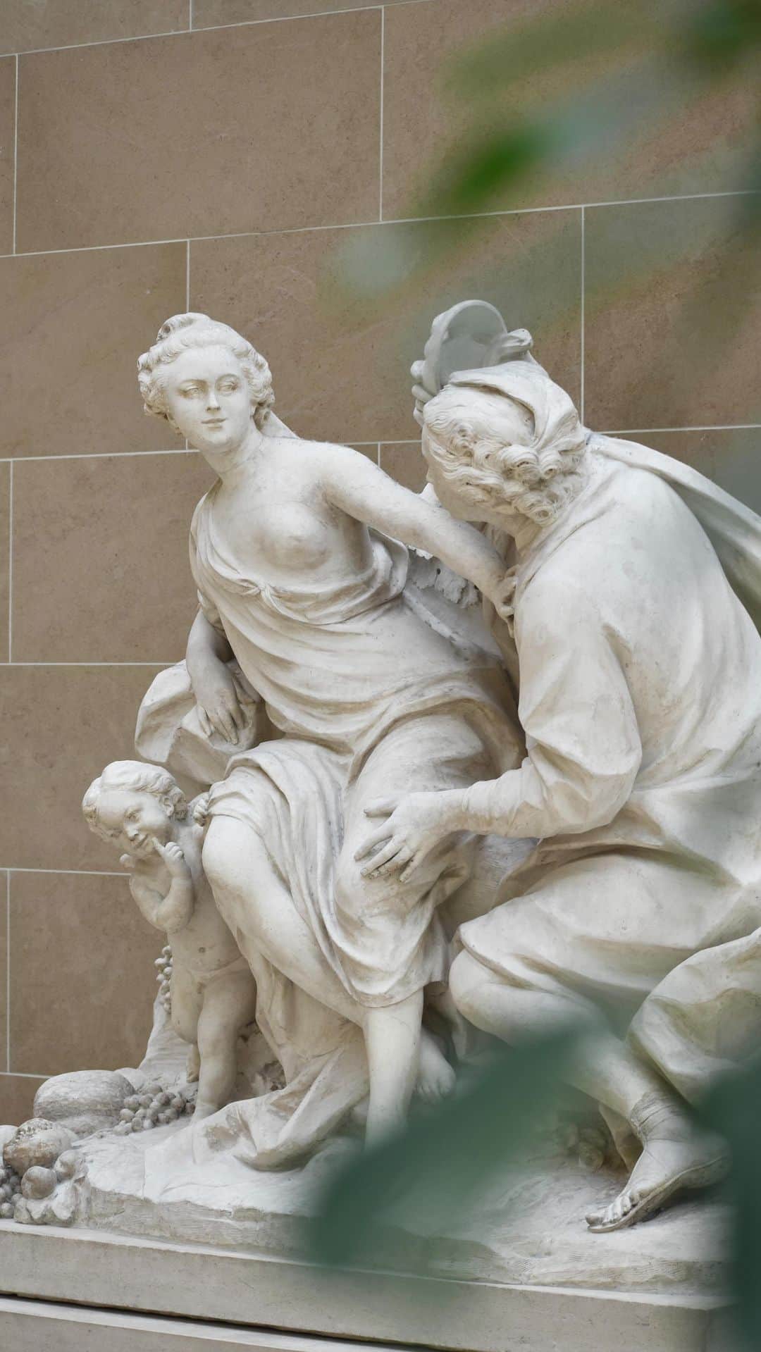 のインスタグラム：「. 🇫🇷 Inspectons les œuvres du musée avec #LouvreALaLoupe ! Aujourd’hui, intéressons-nous à l’un des chefs-d’œuvre de la Cour Puget, Vertumne et Pomone. - 👀 Découvrez en vidéo cette sculpture de Jean-Baptiste II Lemoyne réalisée en 1760. Et si l’envie vous prend, venez l’admirer dans l’aile Richelieu ! ∴ 🌎 Inspect the museum’s works with #LouvreALaLoupe! Today, let’s take a look at one of the Cour Puget’s masterpieces, Vertumnus and Pomona. - 👀 Watch our video of this sculpture by Jean-Baptiste II Lemoyne, created in 1760, and if you feel like it, come and admire it in the Richelieu wing! . . . #Louvre #MuséeDuLouvre」