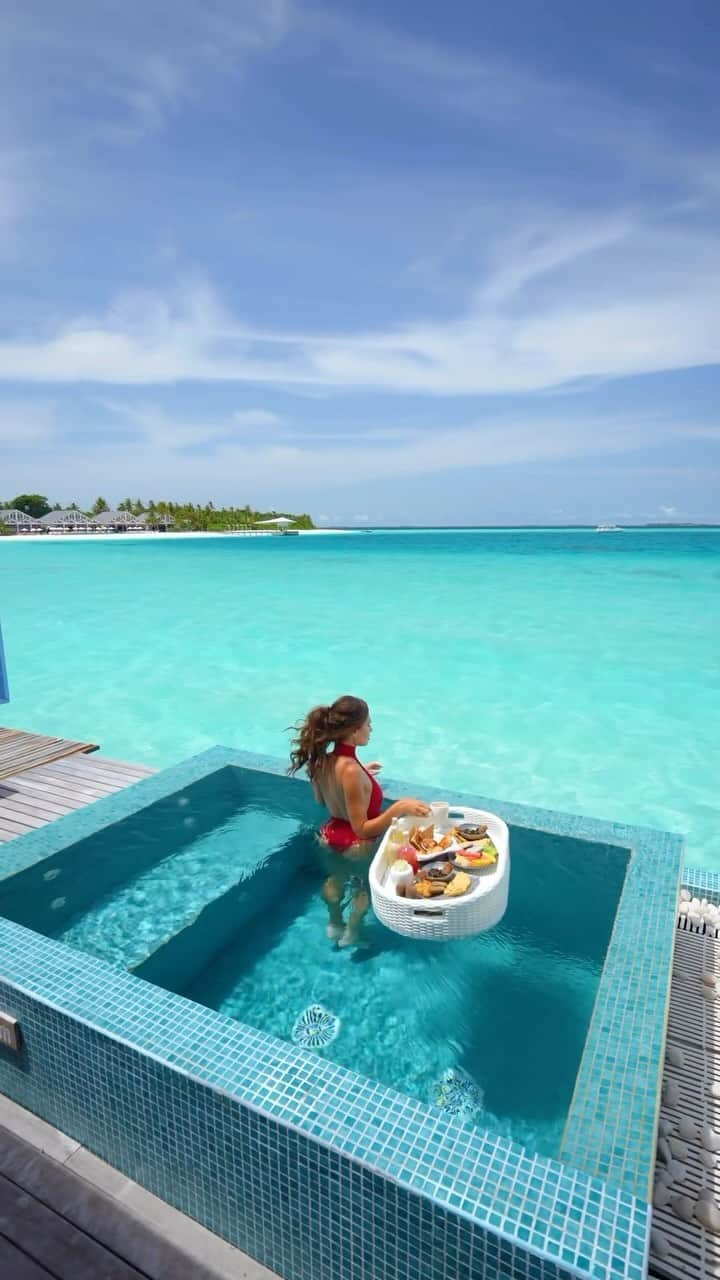 Maldivesのインスタグラム：「Niche Getaways | Maldives Luxury Resorts   🎥 @adrianbaias   #nichegetaways #maldivesislands #luxurytravel #luxuryresort #travelinspiration #islandvacations #lagoon #beachresort #мальдивы #wanderlust #islandgetaway #poolvilla  #oceanview #purebliss #luxuryvacation #beautifulplaces #resort」