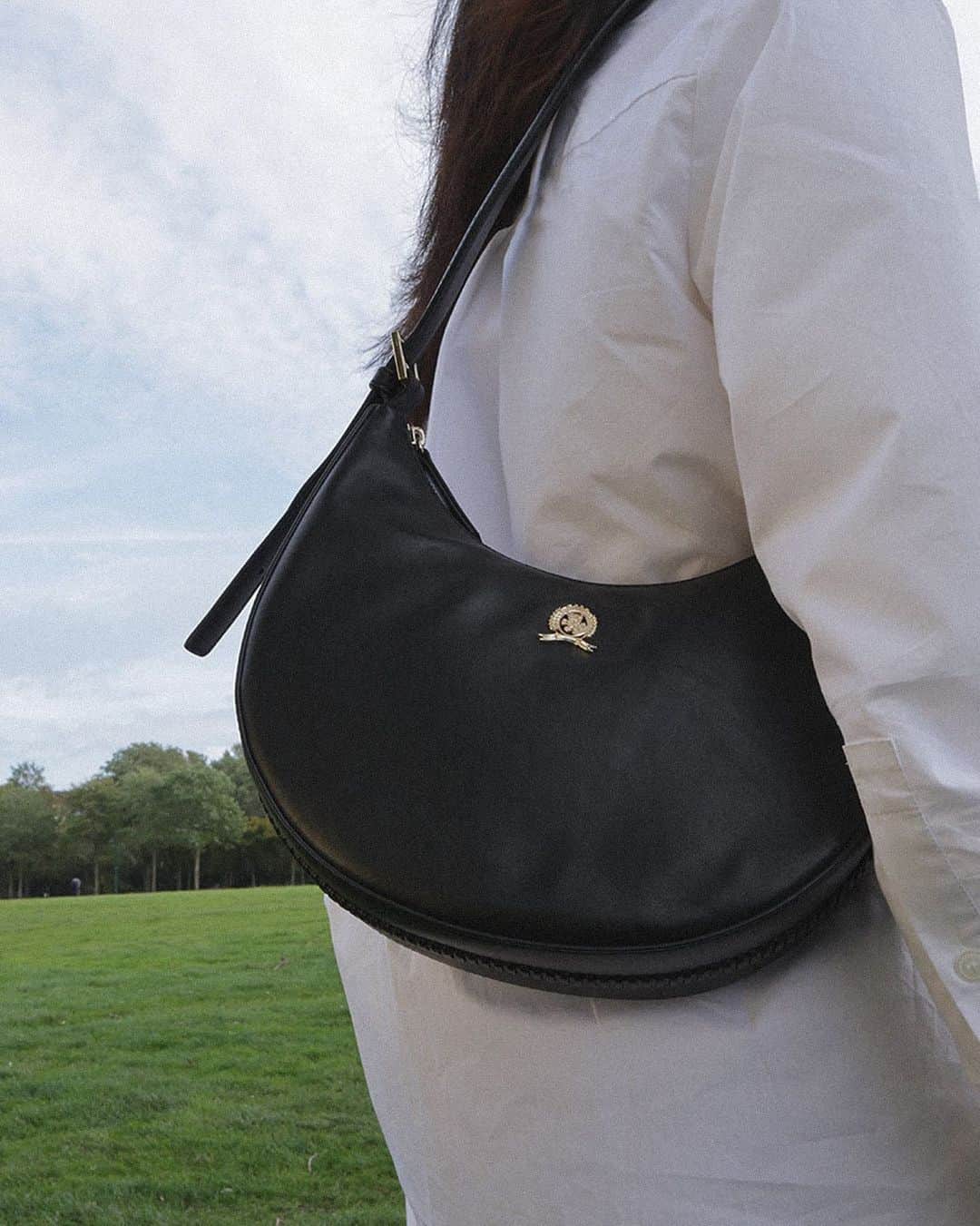 のインスタグラム：「The perfect bag for a walk in the park this fall. #FallFits」