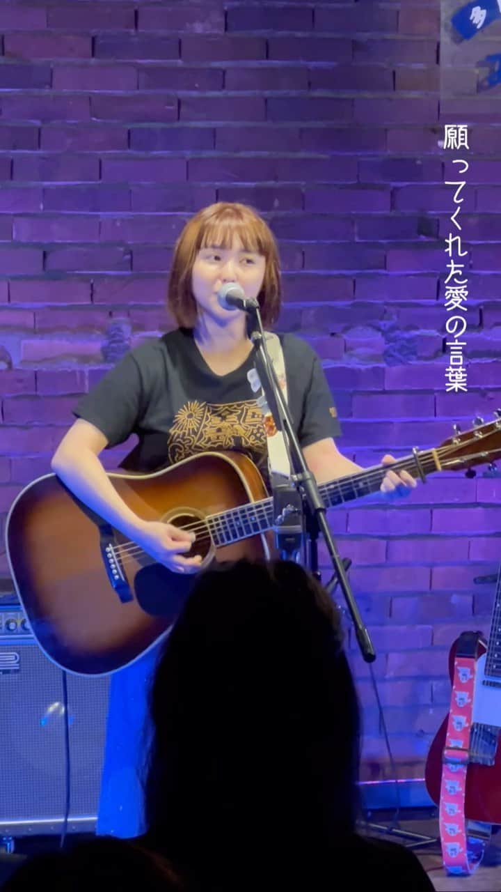 坂口有望のインスタグラム：「#全国声波 _19 ＠北海道・函館あうん堂ホール  投稿が遅くなってしまった2023.9.17｢kampai｣🎥 未発表の曲なので上げようか迷ったのだけど、このツアーに無くてはならない一曲で、ここからまだ育っていく気がするのでチラ見せ…！  初函館、やさしいまちの雰囲気には似つかわしくないくらい荒々しく、ギターを掻き鳴らして歌った、弦切れたけど元気出た、そんなライブでした」