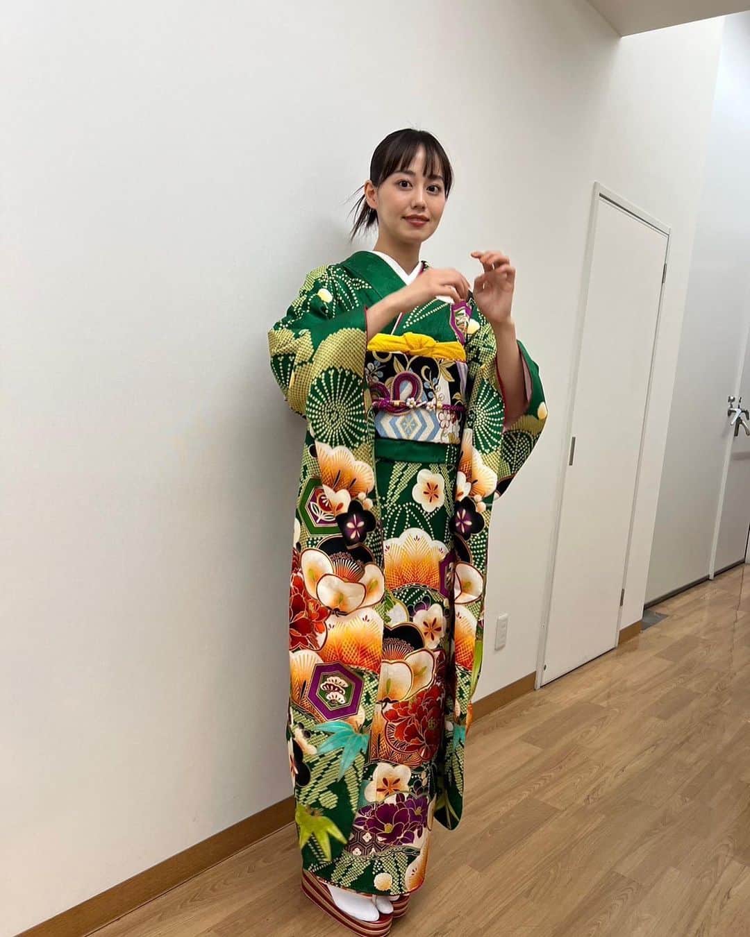 宮﨑香蓮のインスタグラム：「NCCにて10/14(土)お昼から 令和５年長崎くんち 〜奉納踊り総集編〜 放送です☺︎ 素敵な振袖着せていただきました🫣」