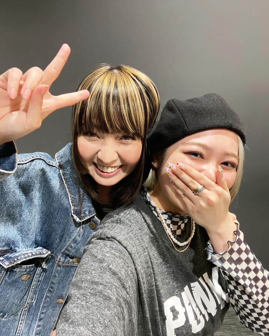 柏木ひなたのインスタグラム：「#PUNK3 #独特な人 にて好きなアーティストのFCイベに行くため 仕事を休んだとバラされました！！！！！！！！！！！ ⁡ その通りです MAXさんのFCイベに行くためです 大好きな方たちに会いに行ってボウリング楽しんでました ⁡ そんな大好きな人が まさかの舞台を観に来てくれていたのです ⁡ 大好きなMINAさん ⁡ バレないであろうと思って行ったFCイベで 気づいてくれたのがみなこさん ⁡ こんな奇跡ってあるんだね ⁡ 永遠に可愛くて永遠に優しくて ひいいいいいいいいい好きいいいいいいいいいいいい っていつもなる ⁡ 初めて写真を撮ってもらったのだが こんなに人の手って震えるんだと思いました ⁡ 12月のMAXさんライブも仕事休んでいってきます ⁡ ⁡ 「わたしこのまま死んでもいいかも」 アカリのセリフまんまわたしだわ ⁡ ⁡ #max #mina さん」